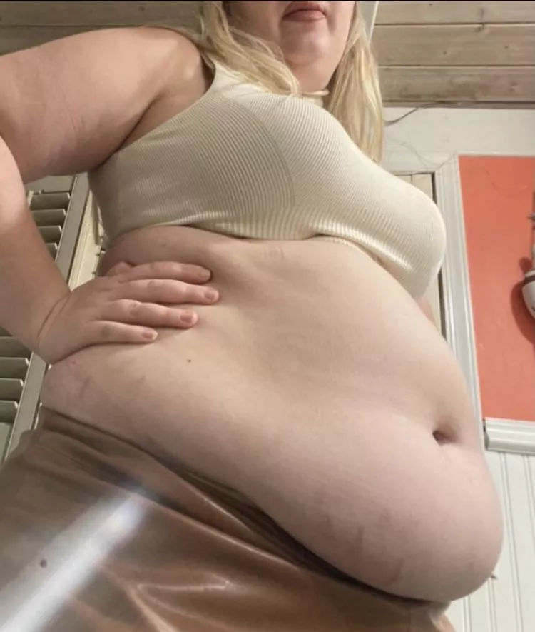 I must admit I feed her relentlessly. When I look at her near bursting, at her most full, I still wonderâ€¦ how much more could she take? ðŸ¤” posted by myfatblondegf