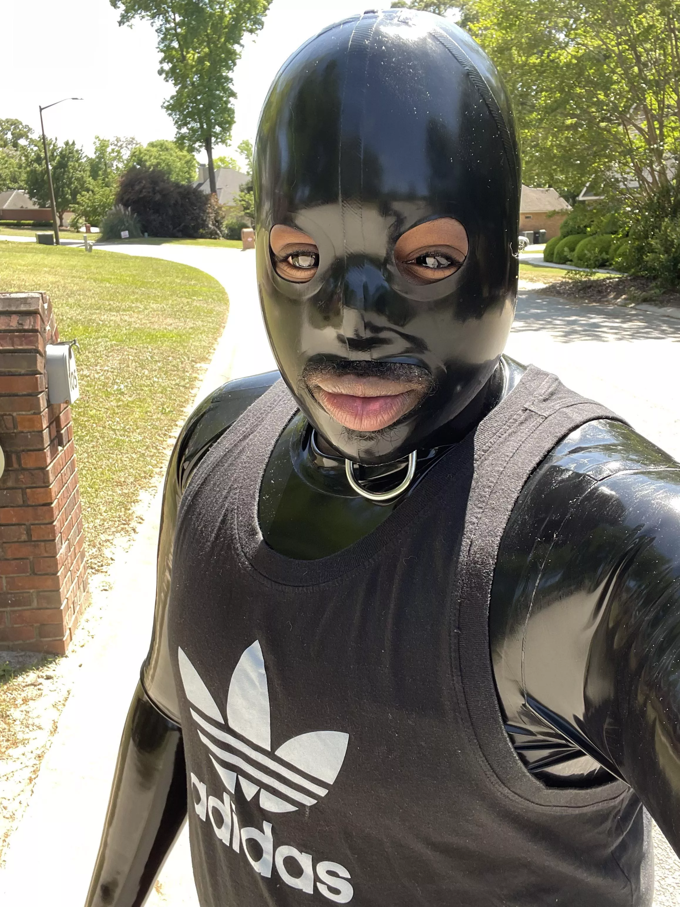 I must say I spend the last 3 days in full rubber and mixing and matching clothes and colors but being in full Rubber in good AC be freezing me lol so I took a walk around the neighborhood posted by RubberRenegade