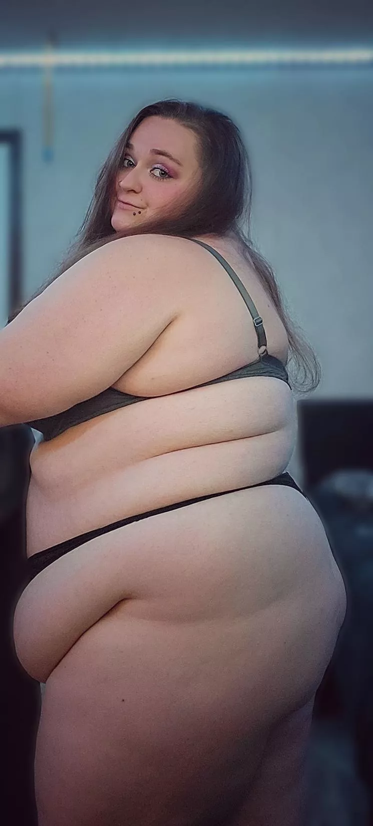 I need some attention 🥺 posted by MandersBBW