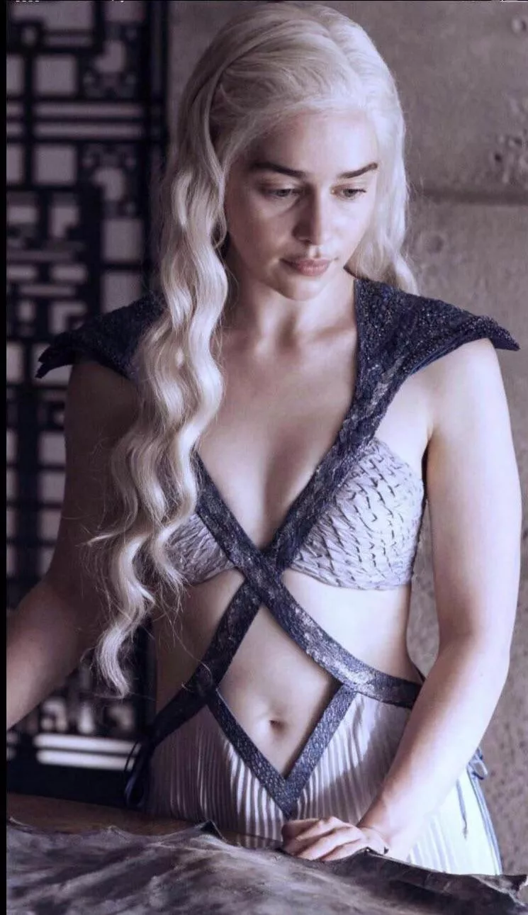 I need to be dominated and broken by Emilia Clarke posted by qwertyuiop342