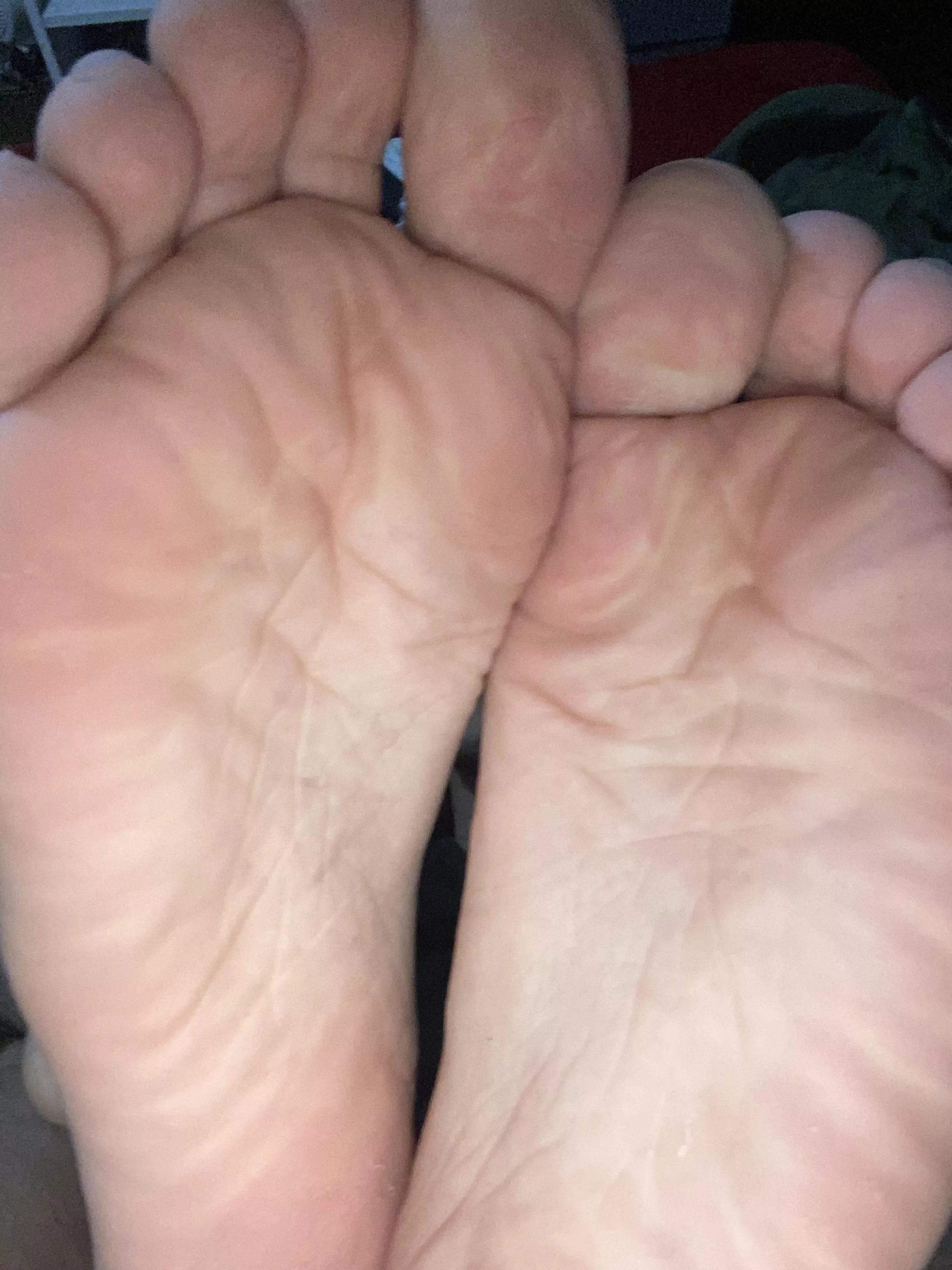 i put my wrinkled soles on ur face, what would u do? 😏 come taste it 😈 dms/pms r welcome posted by pessbeach