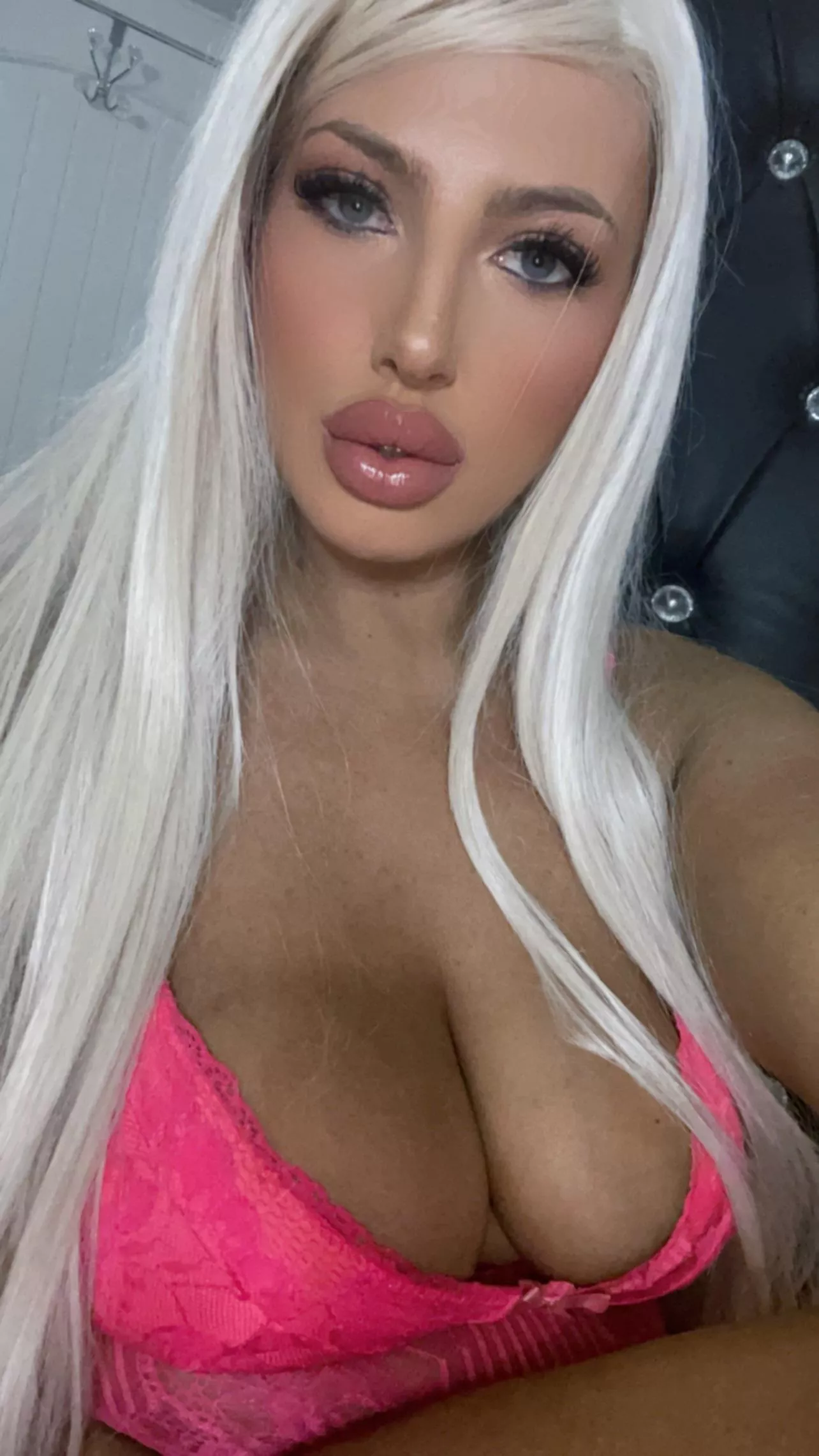 I think I look best in pink 💗what do you think ? posted by canadianblondiexoxo