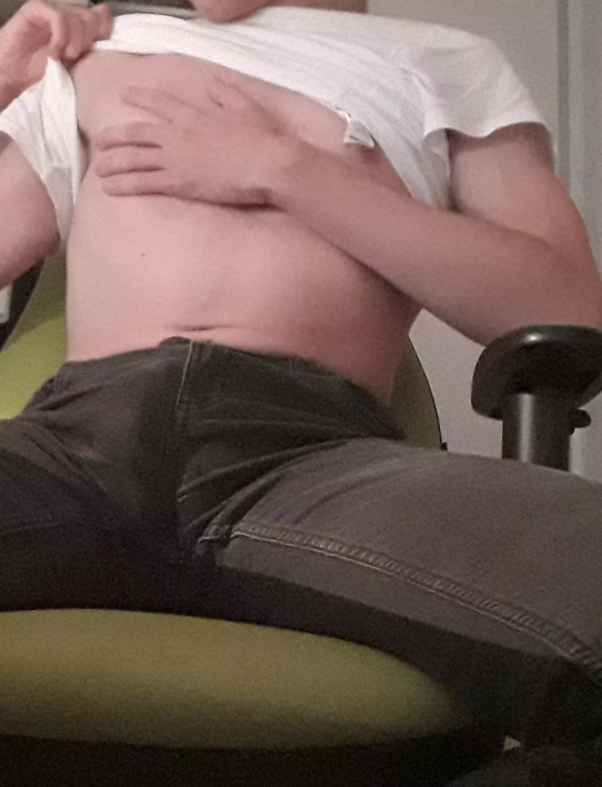 I think my dick is a bit visible in this pic posted by uporabnik1234