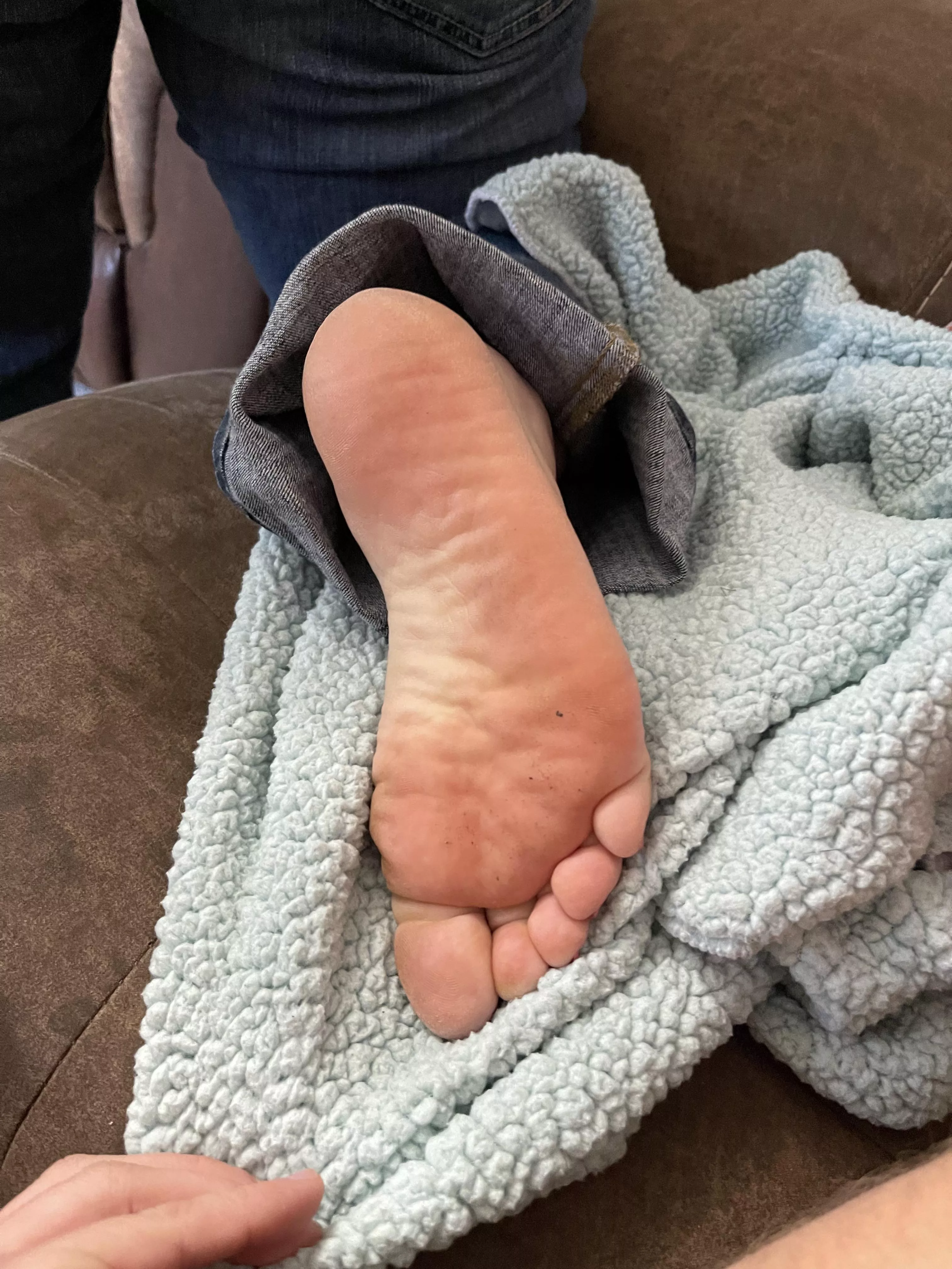 I wanna feel a nice big cocks cum running from my heel to in between my toes! Tributes welcomed! posted by Wifeyfeet1989