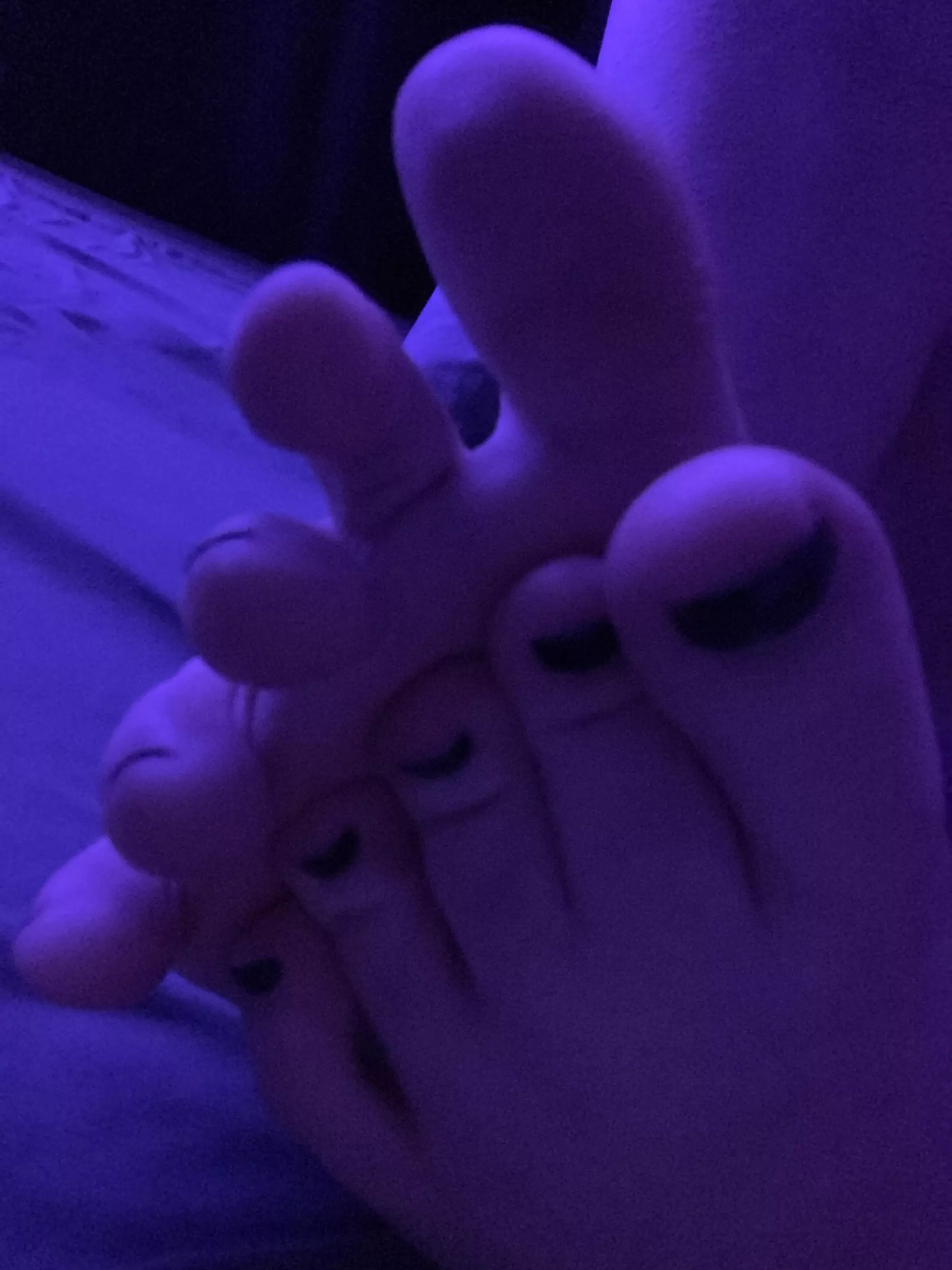 I want someoneâ€™s tongue between my toesâ€¦ ðŸ¥º posted by xpillowxprincessx