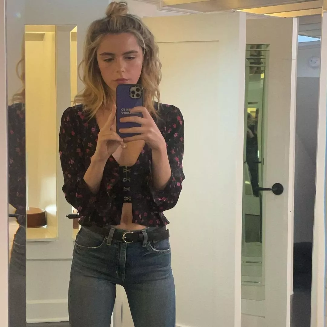 I want to be Kiernan Shipka's bi sub toy posted by kingsurrender