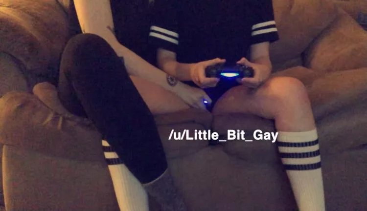 I was trying to play Horizon : Zero Dawn, but then she decided it was time to play something else. 😳 posted by little_bit_gay