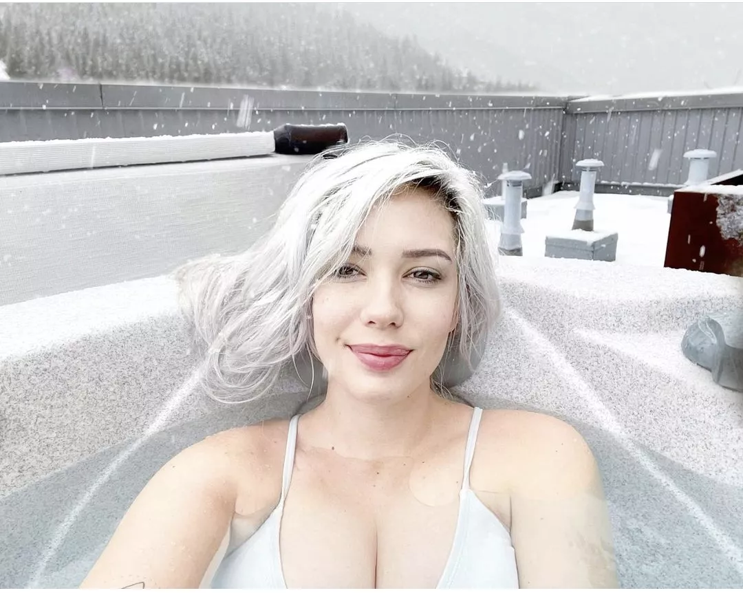 I'd love to keep Alanah Pearce warm in that hottub! posted by XLJamieSnack