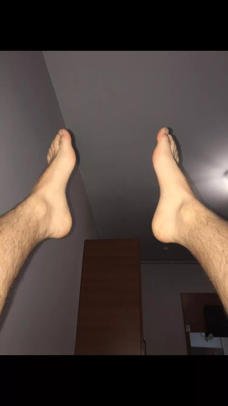 Im 19 yo gay boy, anyone wanna lick my toes👅 posted by aegeanxmmc