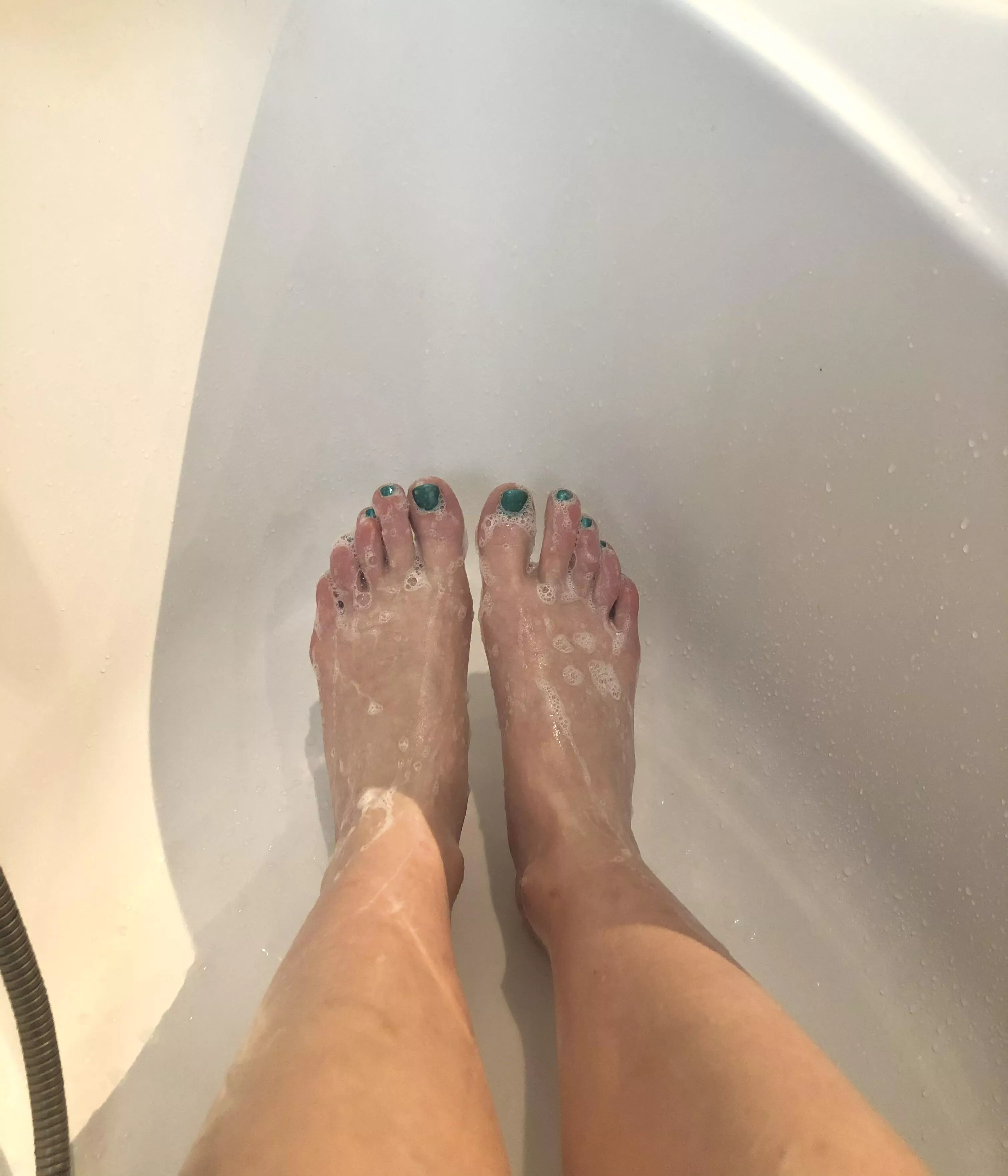 I'm back with soapy feet 👣 posted by tralalaxx