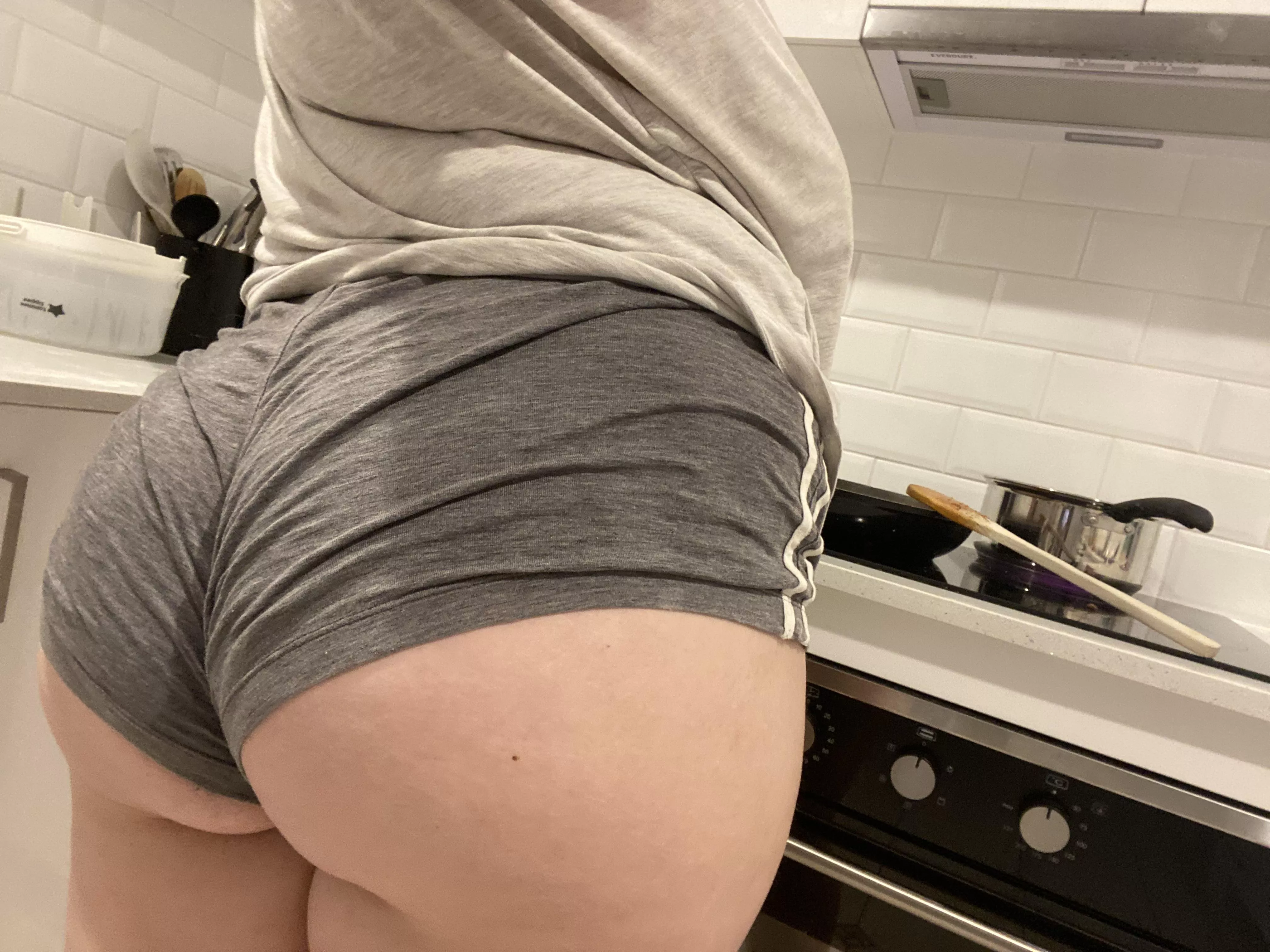 Iâ€™m cooking dinner, would you like some? ðŸ’‹ posted by Bootyyandbeast