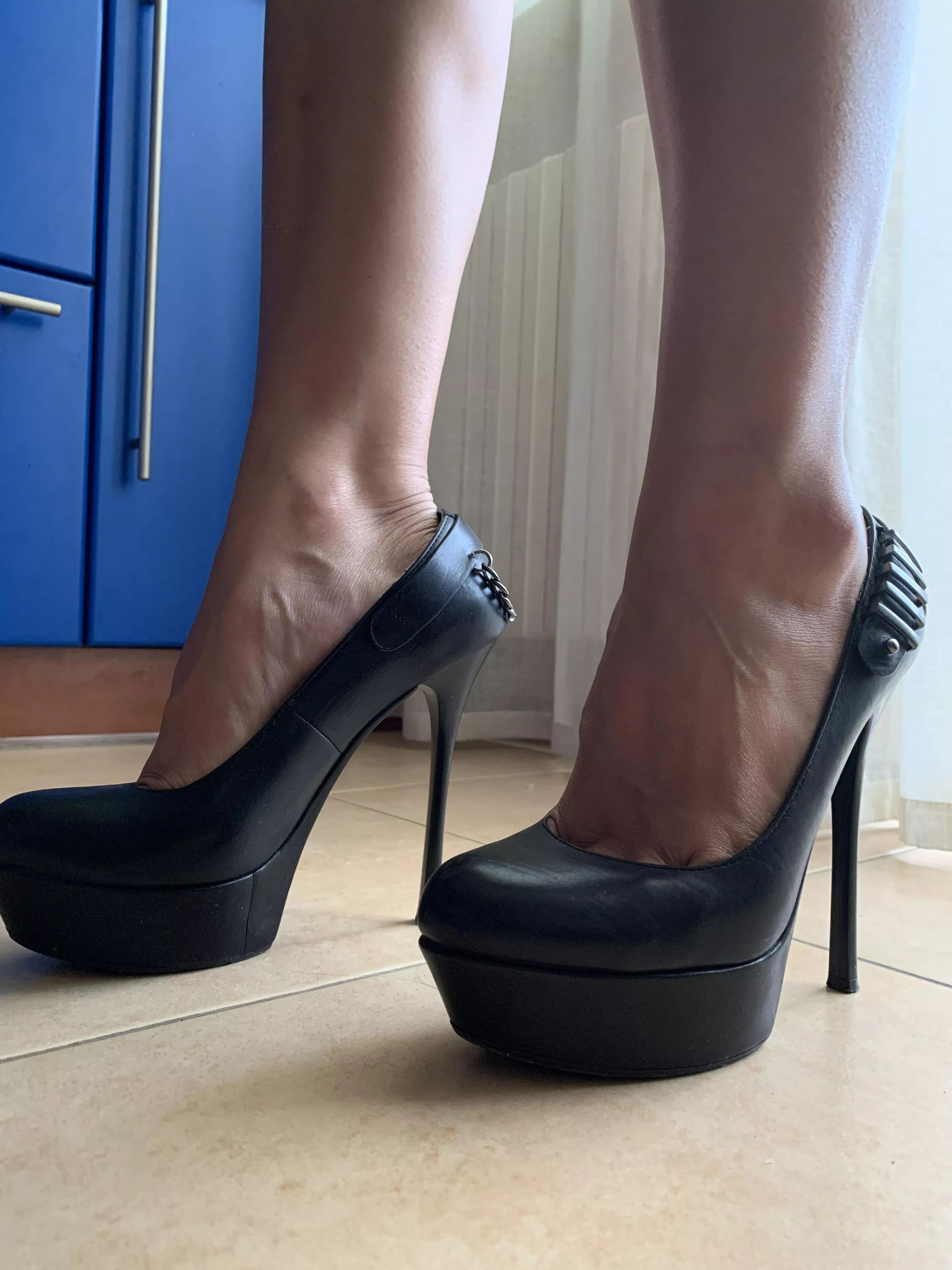 I'm crazy about these heels. My feet are happy. Do you like it?🔥🔥🔥 posted by Ddollyy