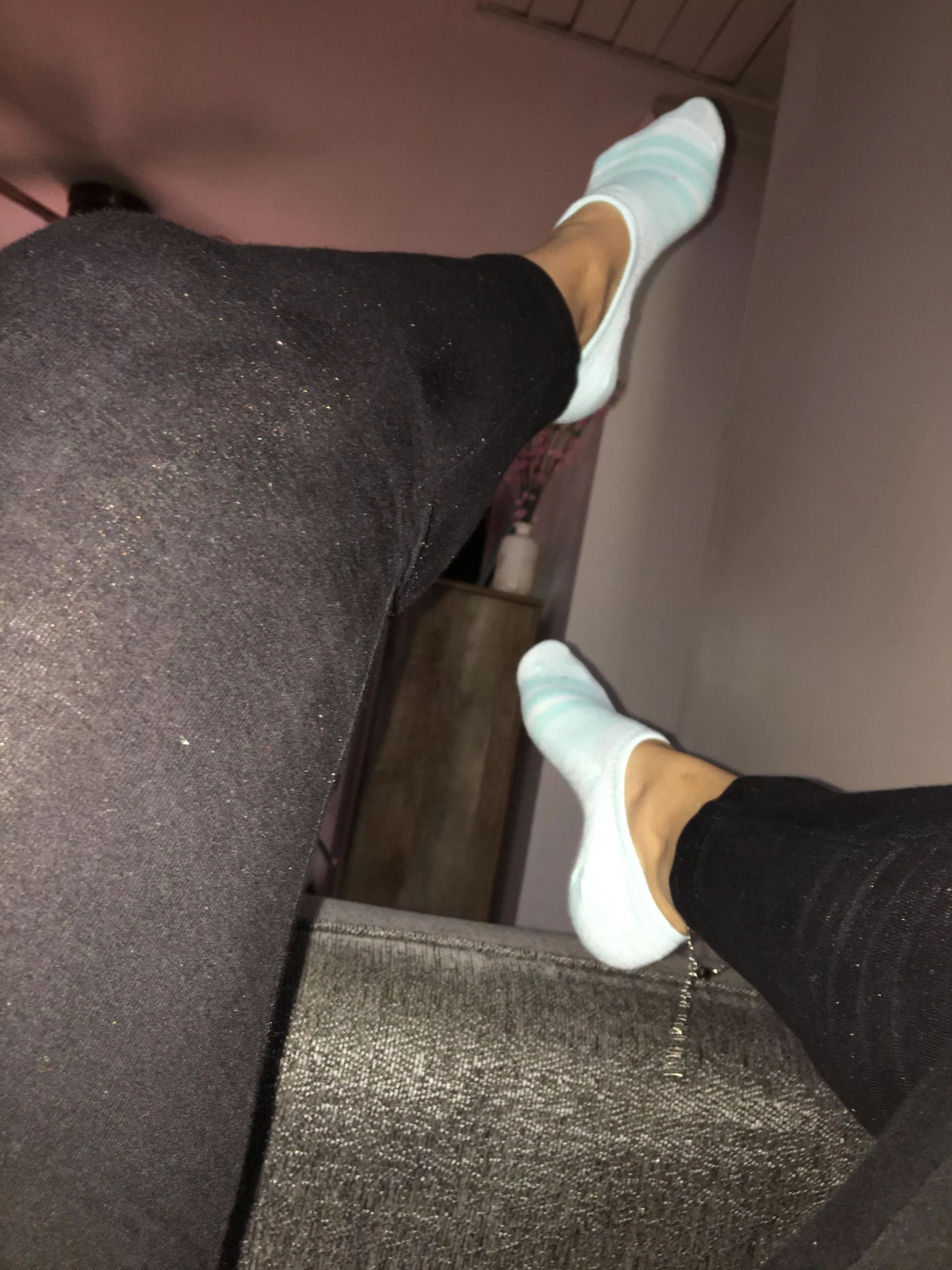 im gonna hold my legs up like this 🥵 posted by mispiesentuboca