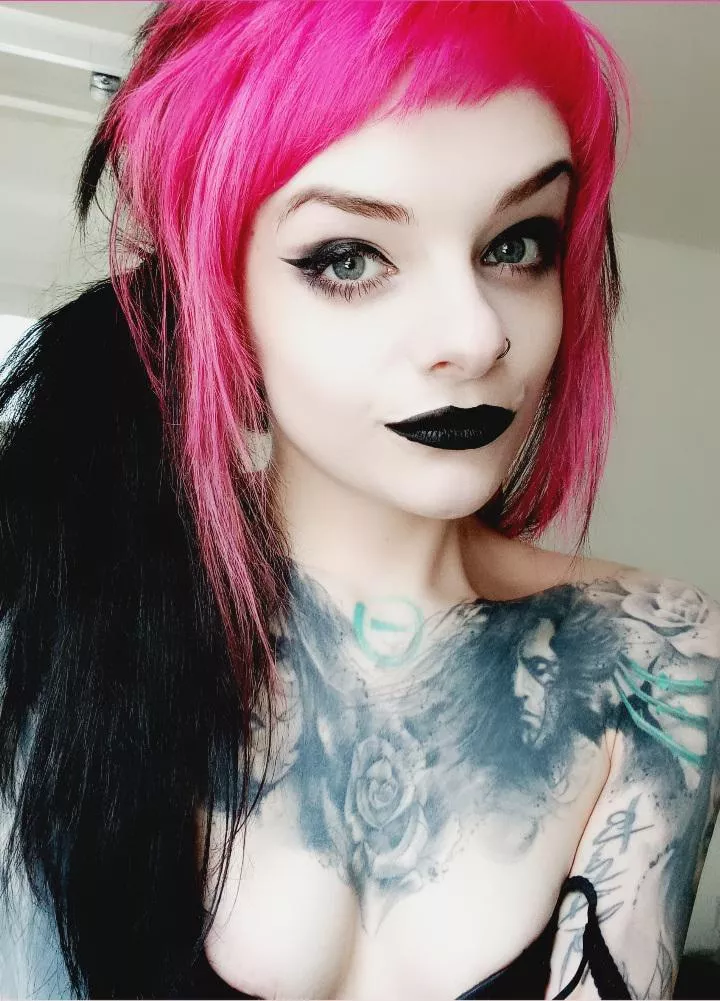 I'm gonna leave black kisses all over your cock ðŸ–¤ posted by PixxiGrrl_