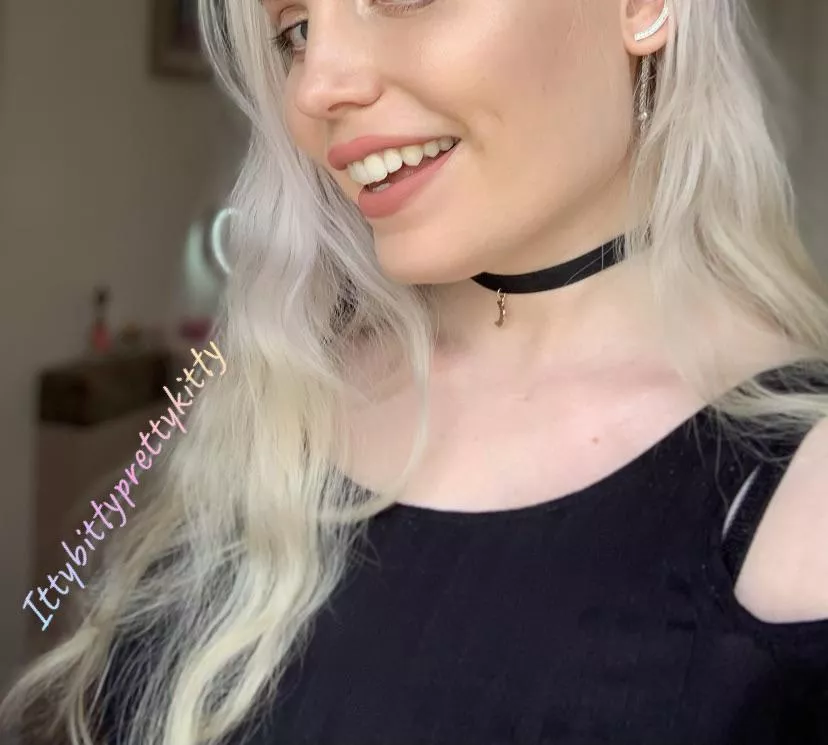 I’m happiest when I wear a choker posted by ittybityprettykitty