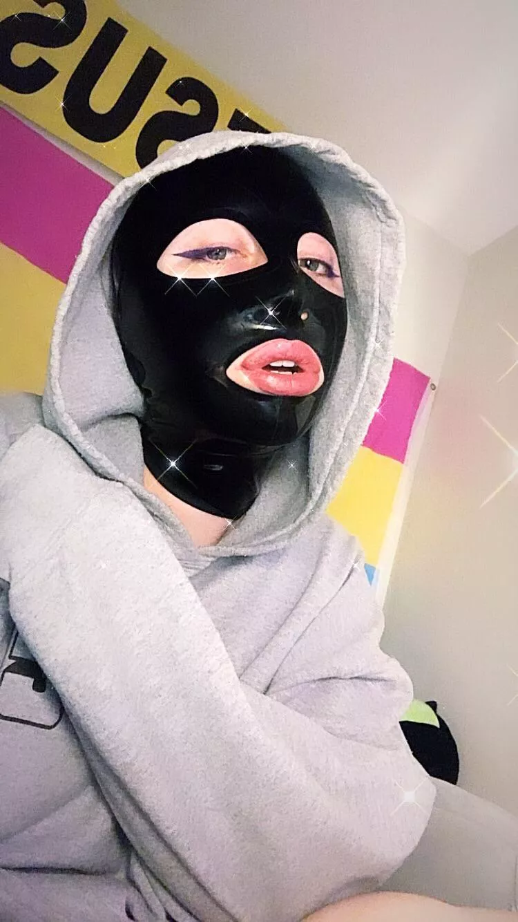 I’m honestly kinda digging the purple eyeliner with the hood. What do you think? posted by roses_are_latex