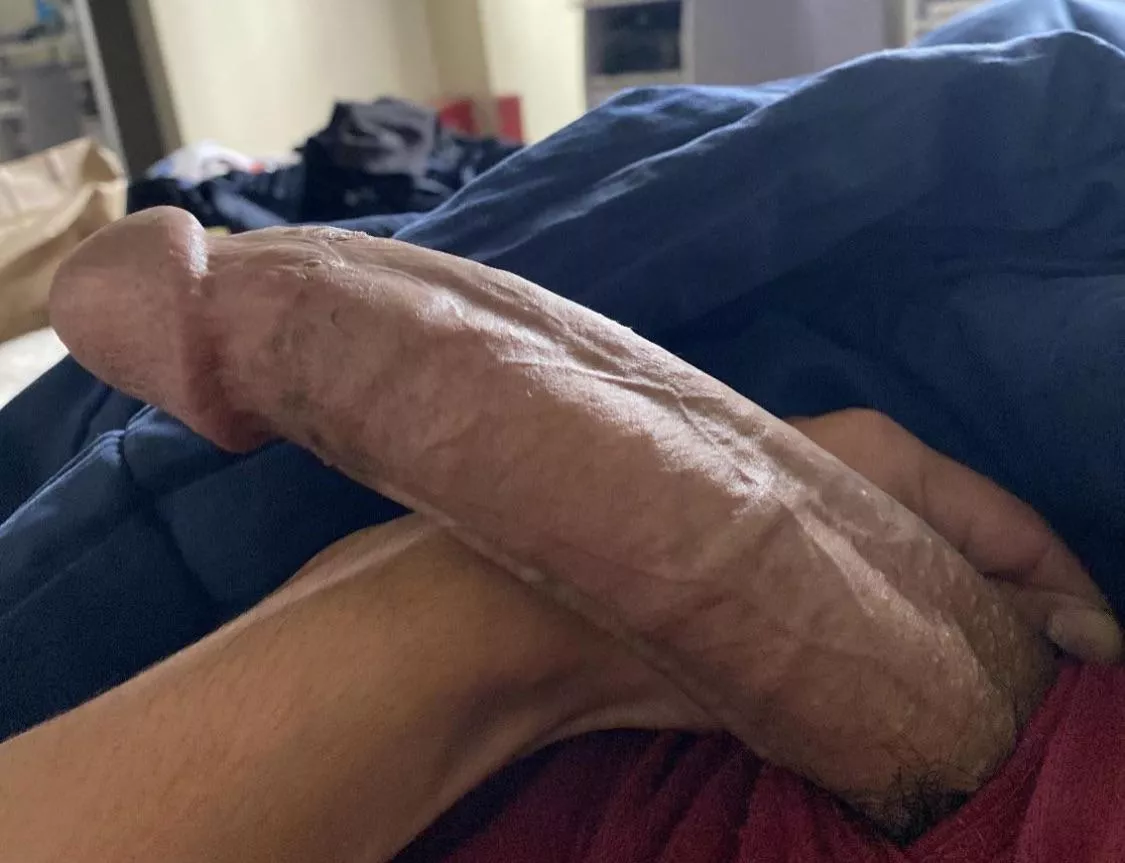 Iâ€™m straight but I just wanna know who would suck this cock posted by Hungboy619