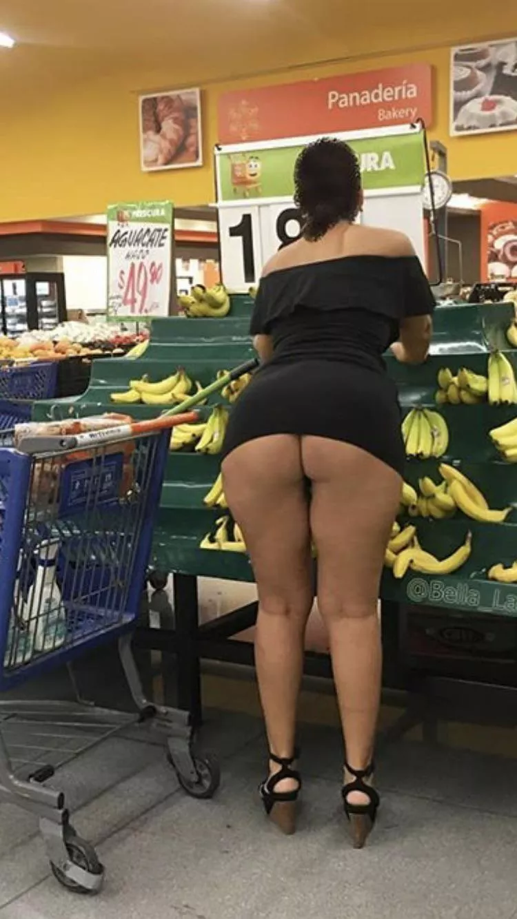 I’m sure there’s a joke in here about the bananas but... just enjoy what she’s showing us instead posted by wellhung_throwaway