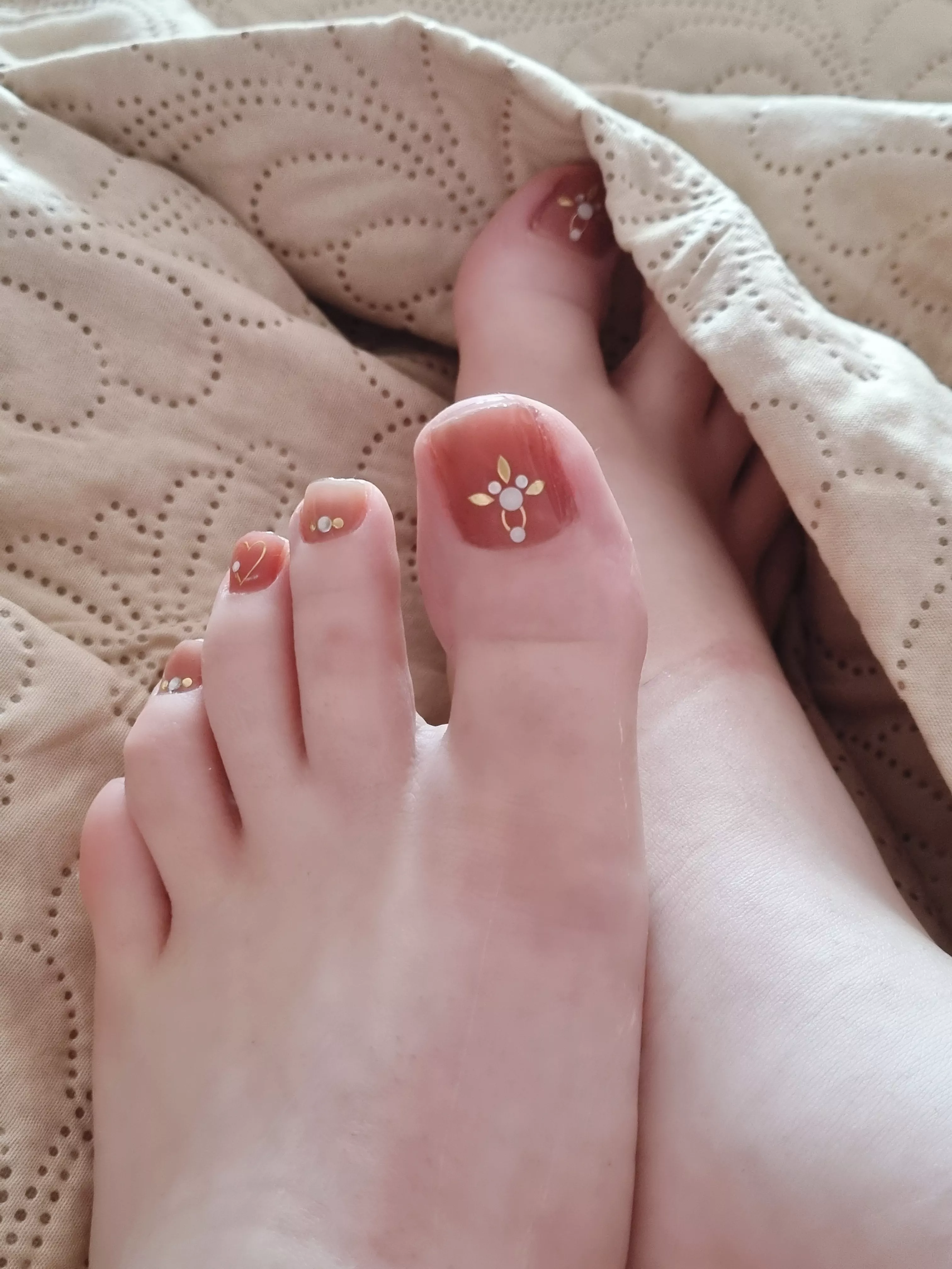 imagine waking up next to my feet 💞 posted by cherrynhoneyv