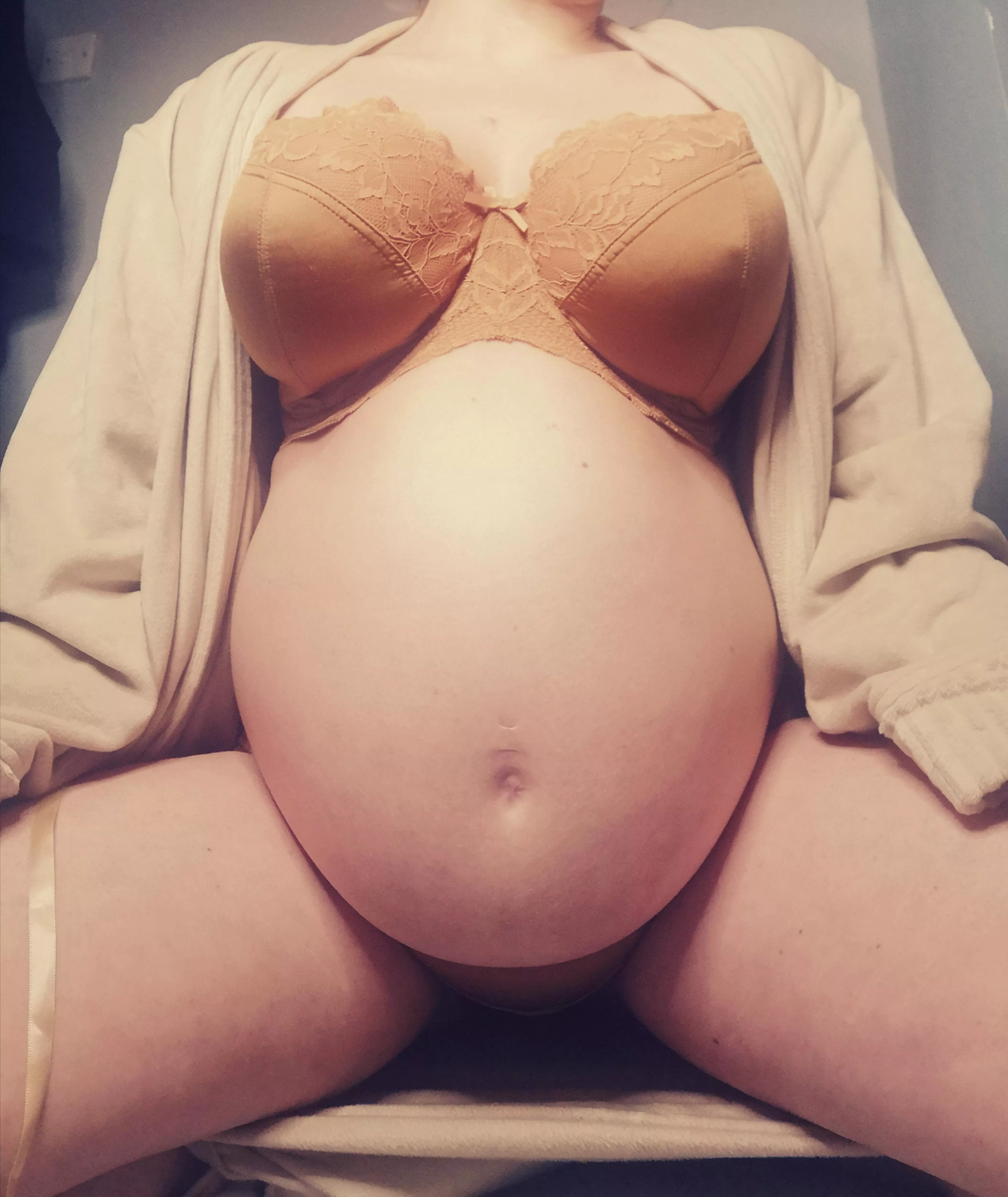 Is there anything more beautiful than a pregnant belly? posted by unofficialsecretT