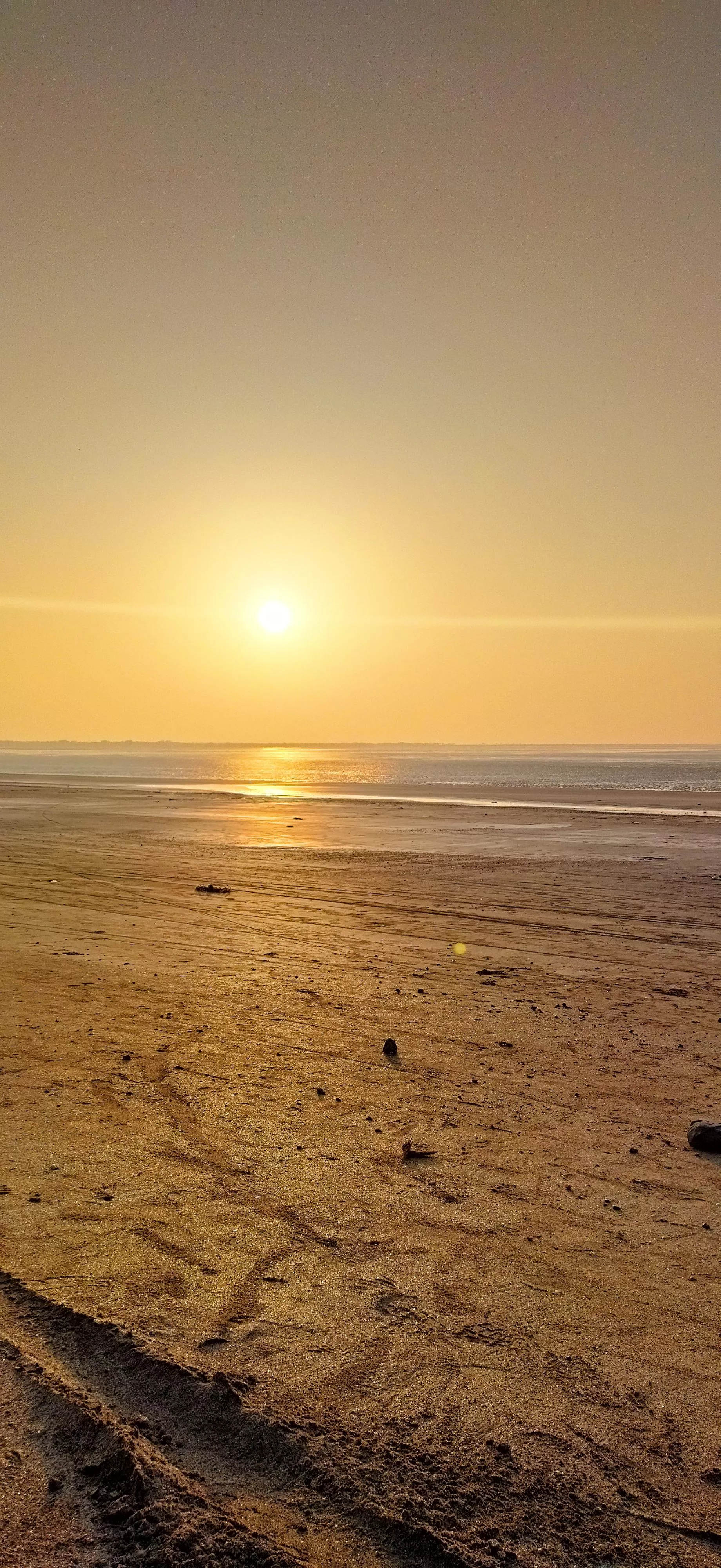 Isn't it delightful feeling to witness such a beautiful sunset by seating on sea shore? posted by crimpsons