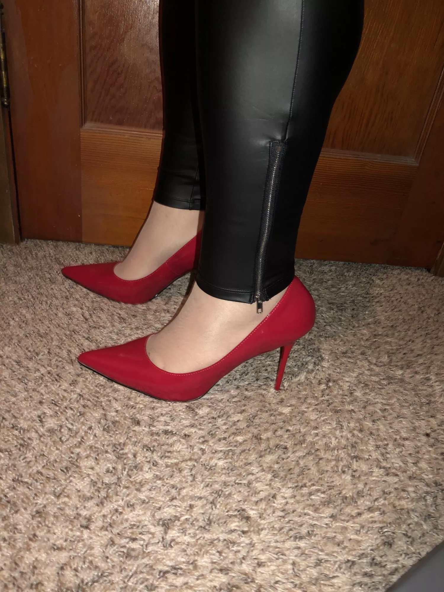 It’s a red pumps kind of night. 👠 posted by erin-nicole