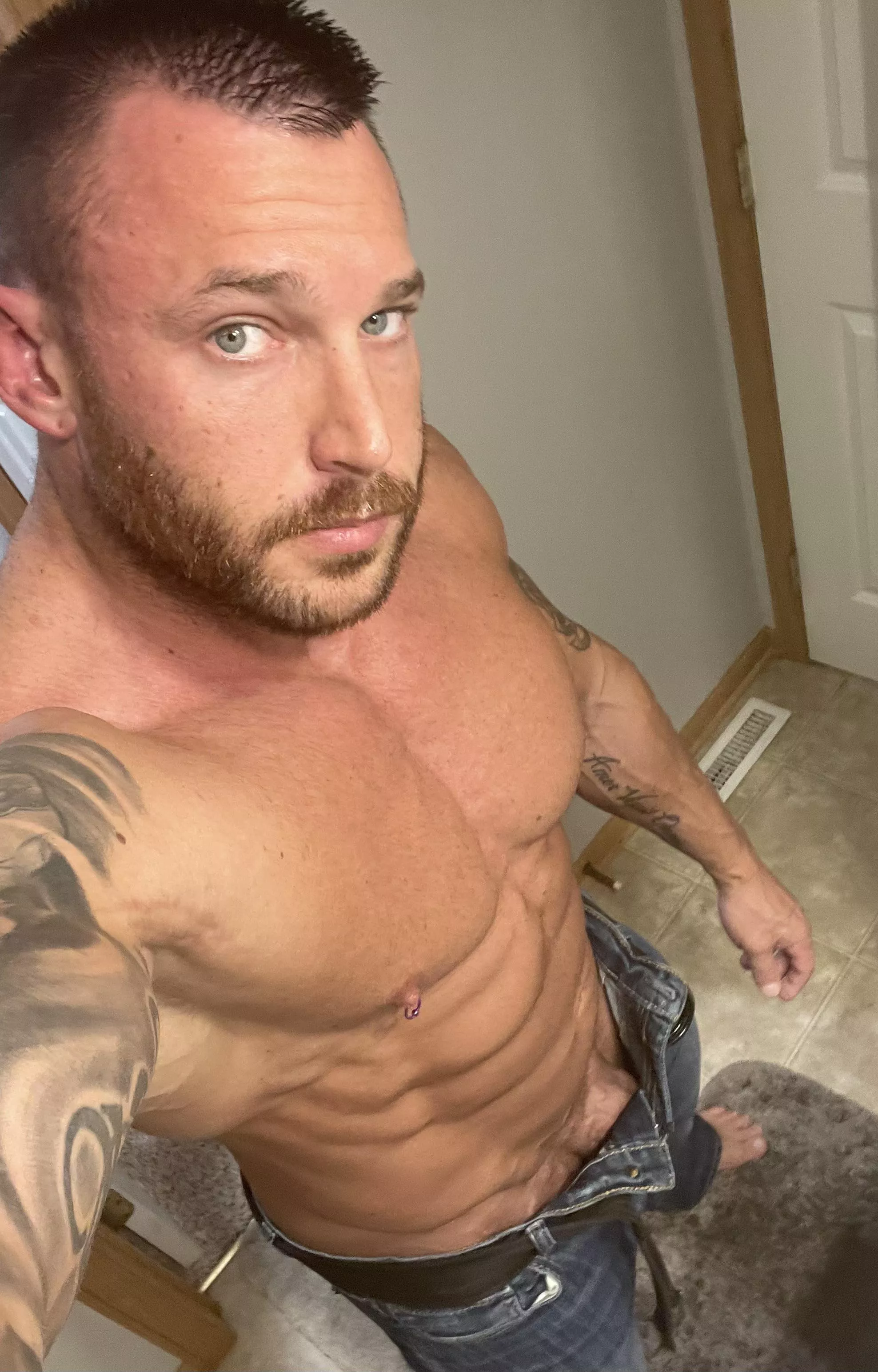 It’s laundry day and I’m running out of clothes 😳 anyone else wanna do some laundry? posted by ClydeXXXL