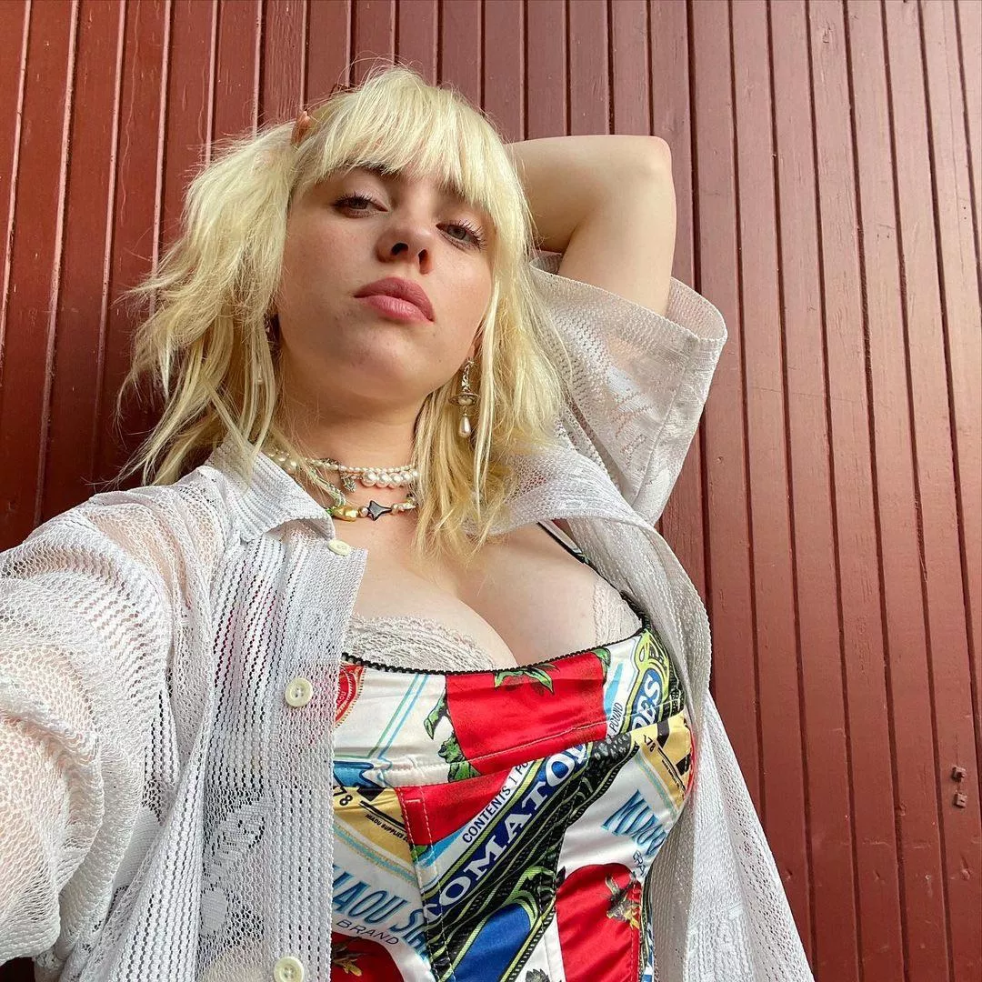 I've been feeling so sub and horny for Billie Eilish all day long posted by avdd4