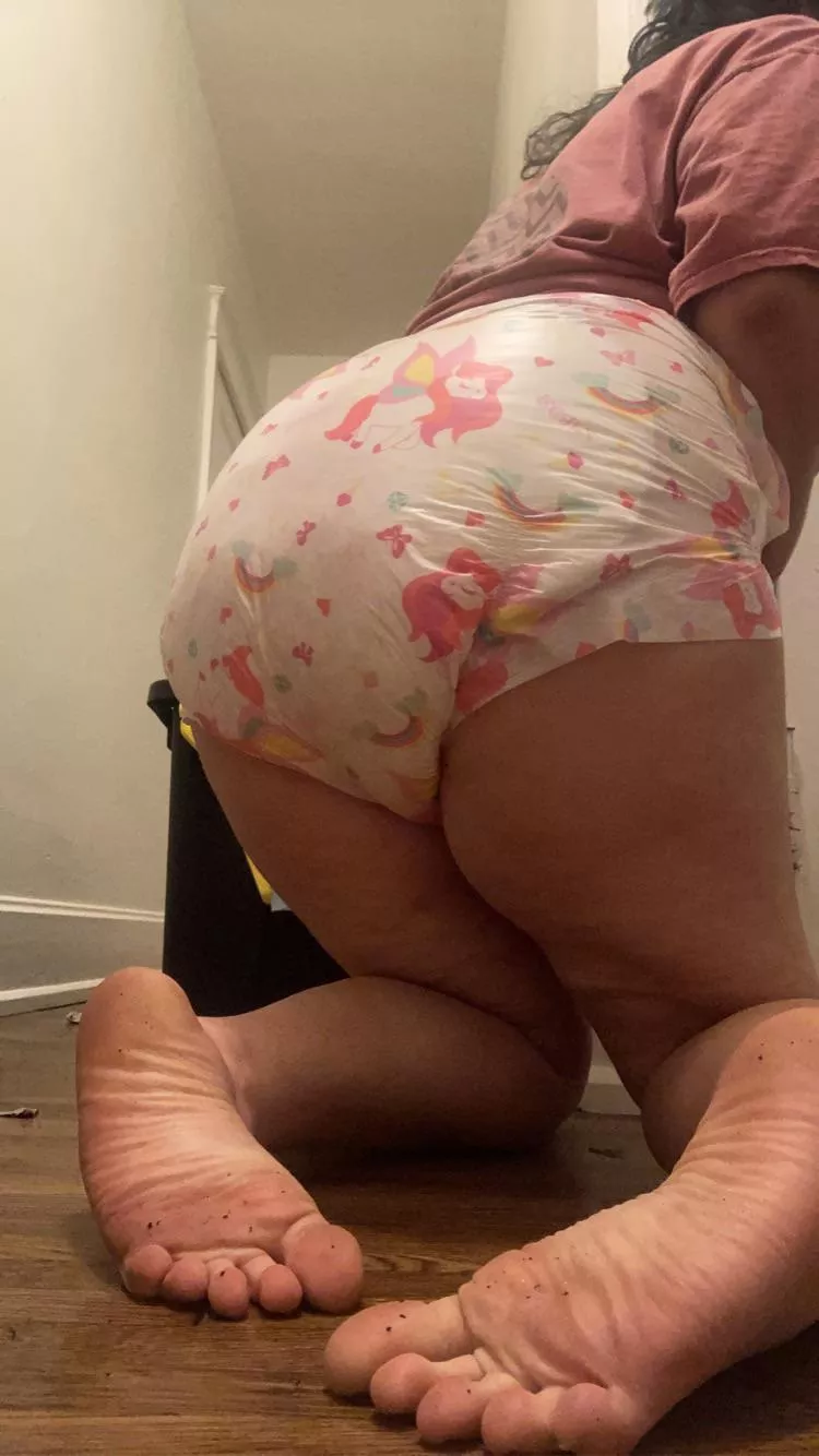 I’ve been soaking this diaper all day😌😌😌 (ignore my dirty toes, or don’t) posted by TheKittyKayt