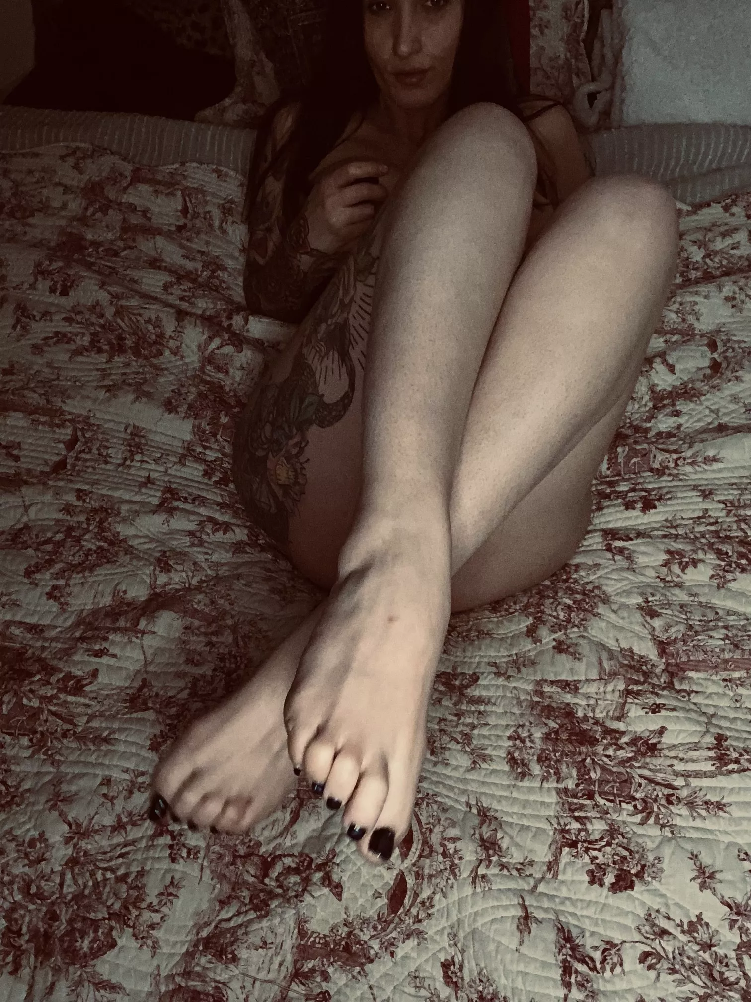 🕊 I’ve been walking in bare feet all day 🐾🐾👣 posted by MadamRabbitx