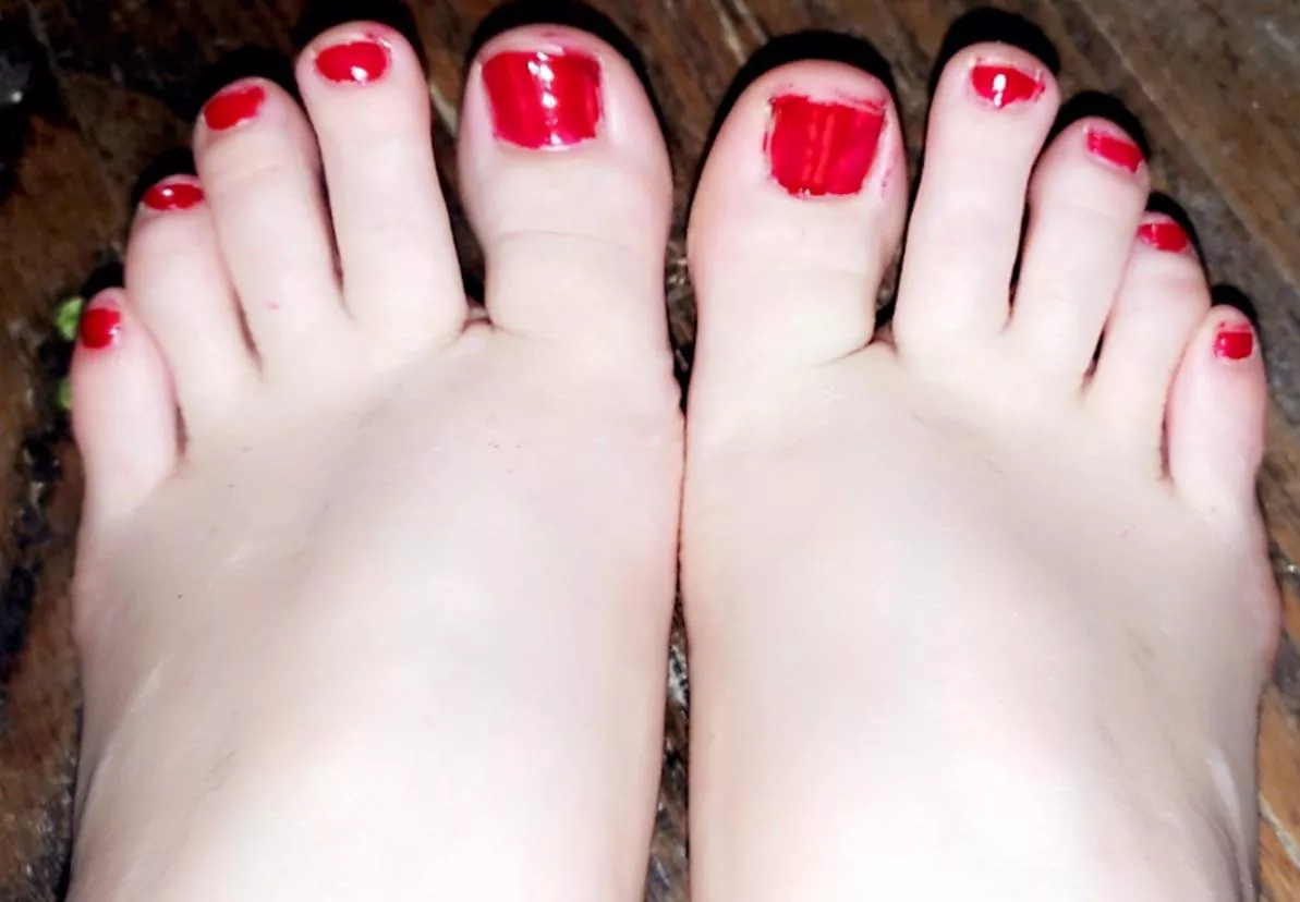 I've never been good at painting my own toes but at least I have cute feet, right? 🥺 posted by LadyChaosxxx