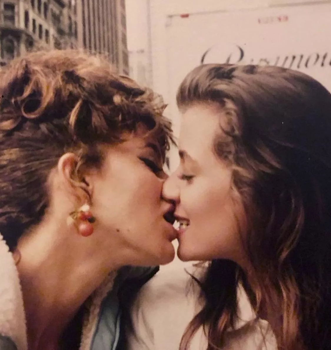 Jennifer Grey and Mia Sara sneaking in a kiss BTS of Ferris Bueller, 1986 posted by suckingvibrator69