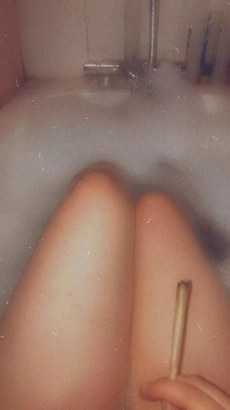 Joint in the bath 🍁 add my snap - xamywrightxx posted by acumslutx