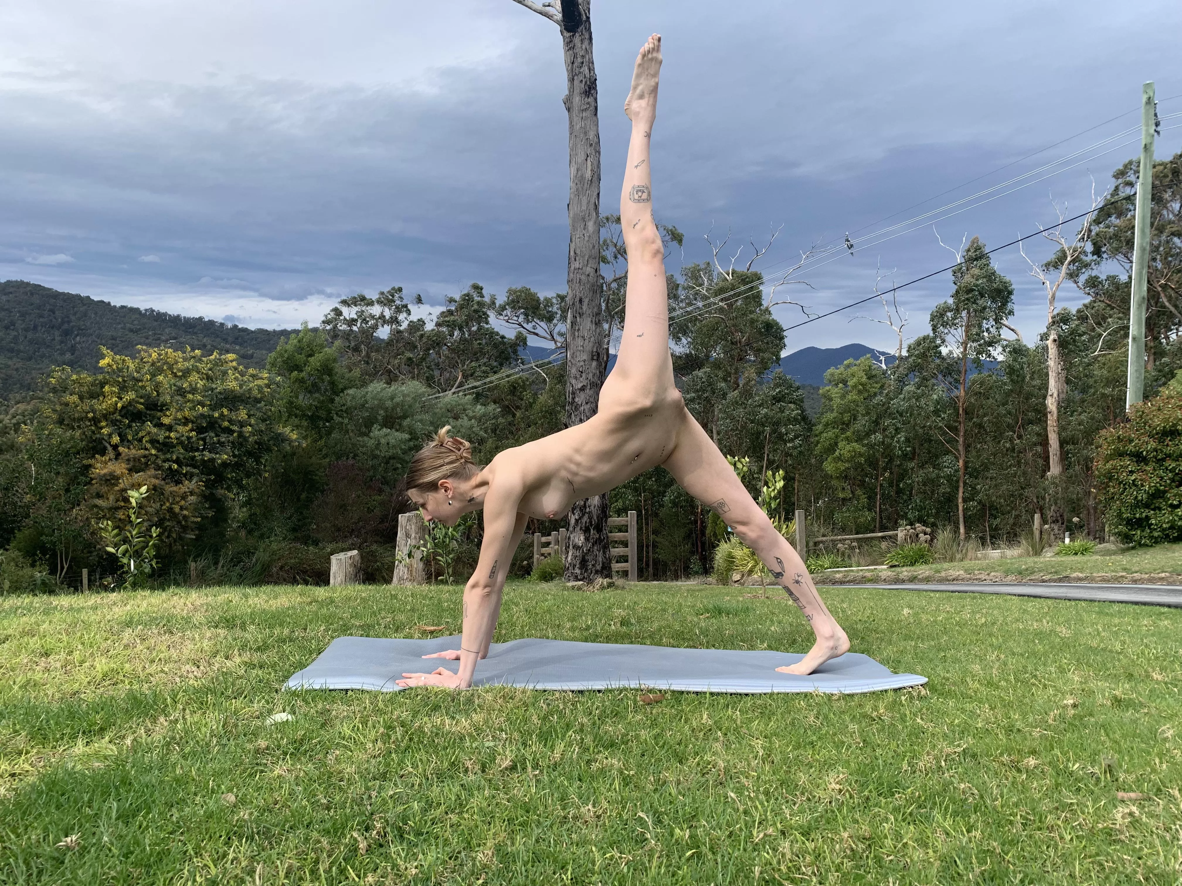 Just a skinny gal doing some yoga ☺️ posted by Misssenni