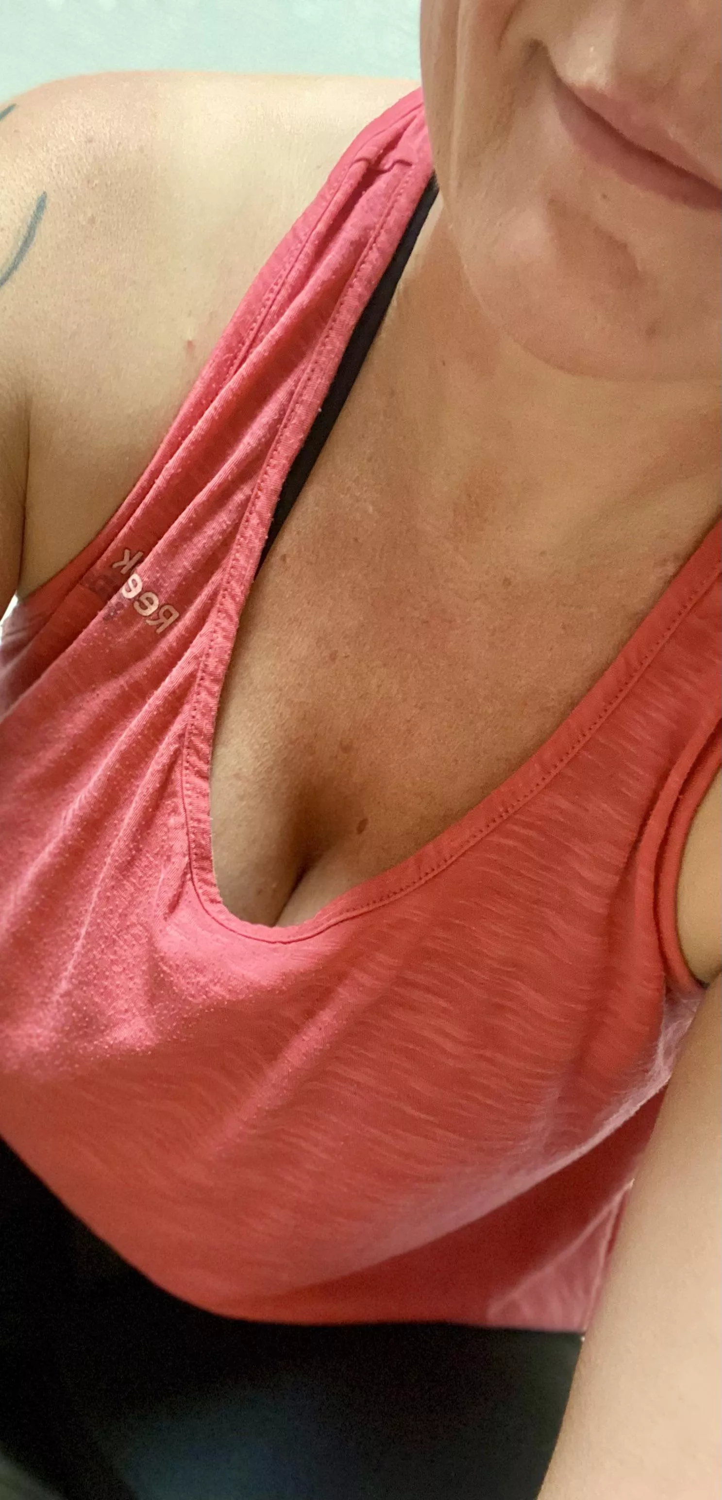 Just casually showing some cleavage at the gymâ€¦ ðŸ˜‡ (f)41 posted by MsMillery