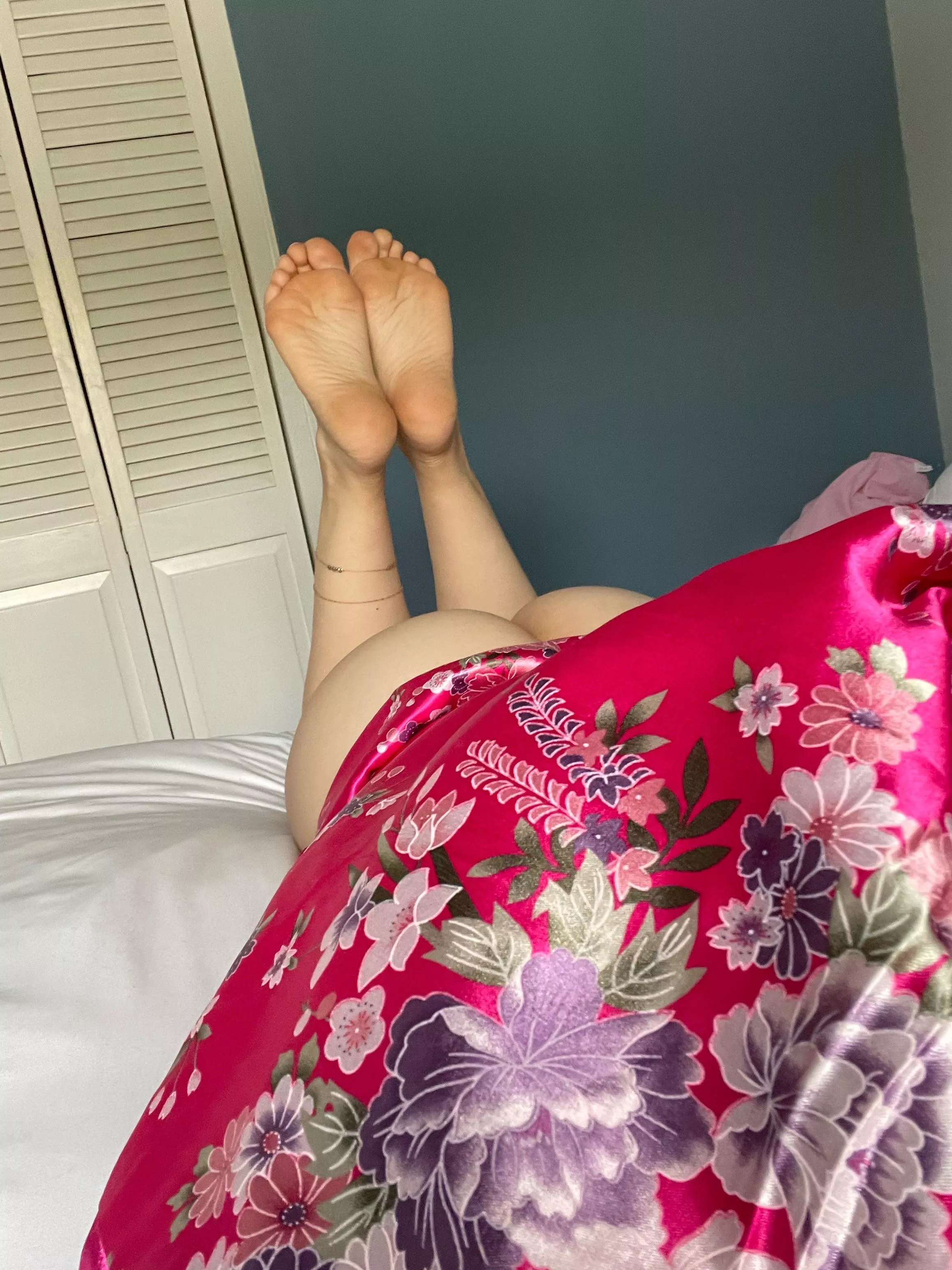 Just laying here waiting on someone to come worship my feet posted by silkysoleprincess