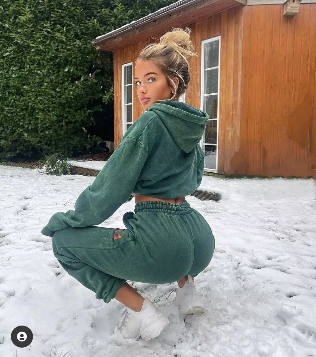 Just love the waw she presents her ass to us as a Xmas gift! 🤪 posted by MissionOrange92