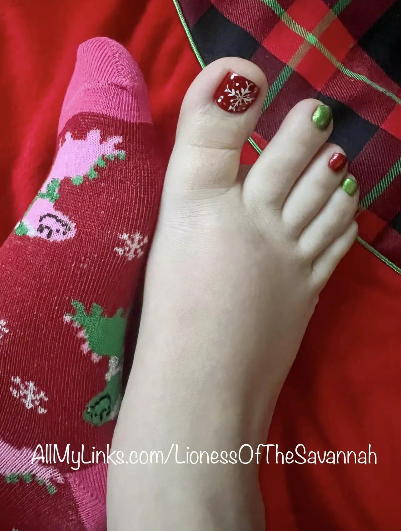 🎄 Just my cute footsies enjoying the holidays! ❤️❄️💚 posted by Savannahs_Feet