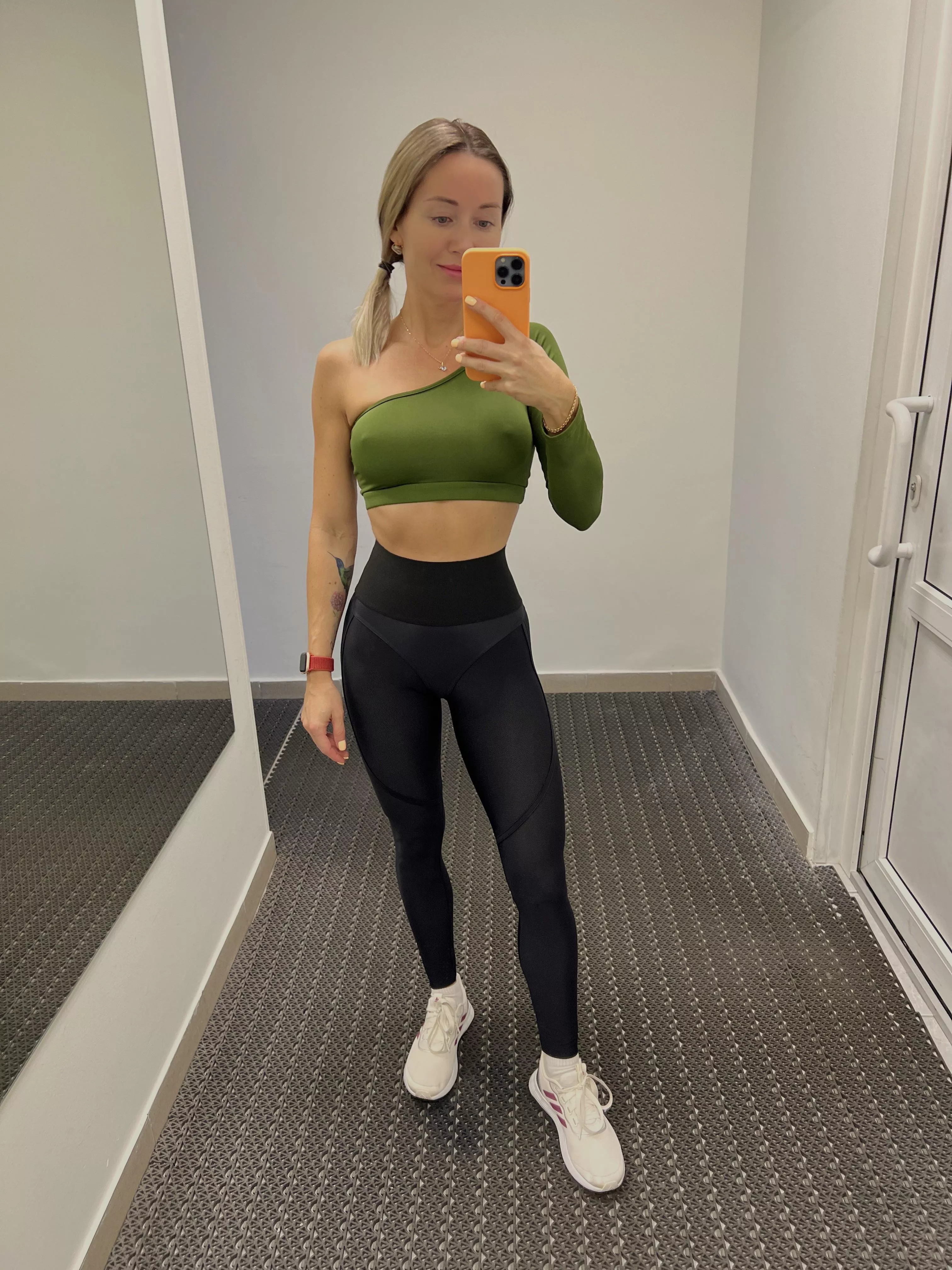 Just one more selfie 🤳 after my workout 💚 posted by Margo_pumusy