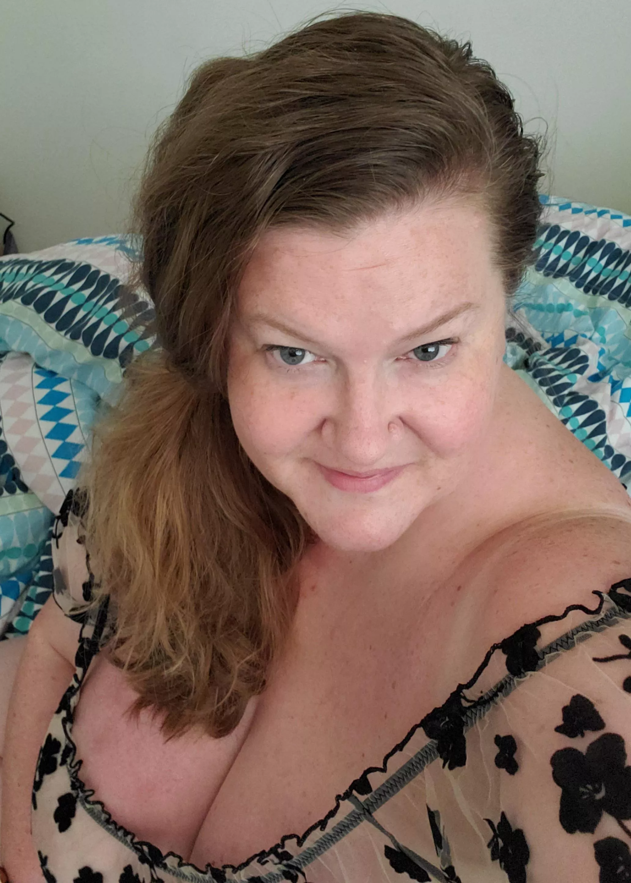 just want to spend time on bed, join me 💋 and bring bubbles 🍾 🥂 [49F] posted by Lavender_Lush72