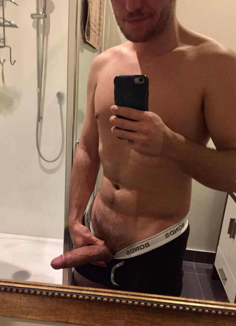 Just ya average 24 yo from New Zealand who loves showing off 🤷‍♂️😏 also hi, I'm new here 👋 posted by mixxxll