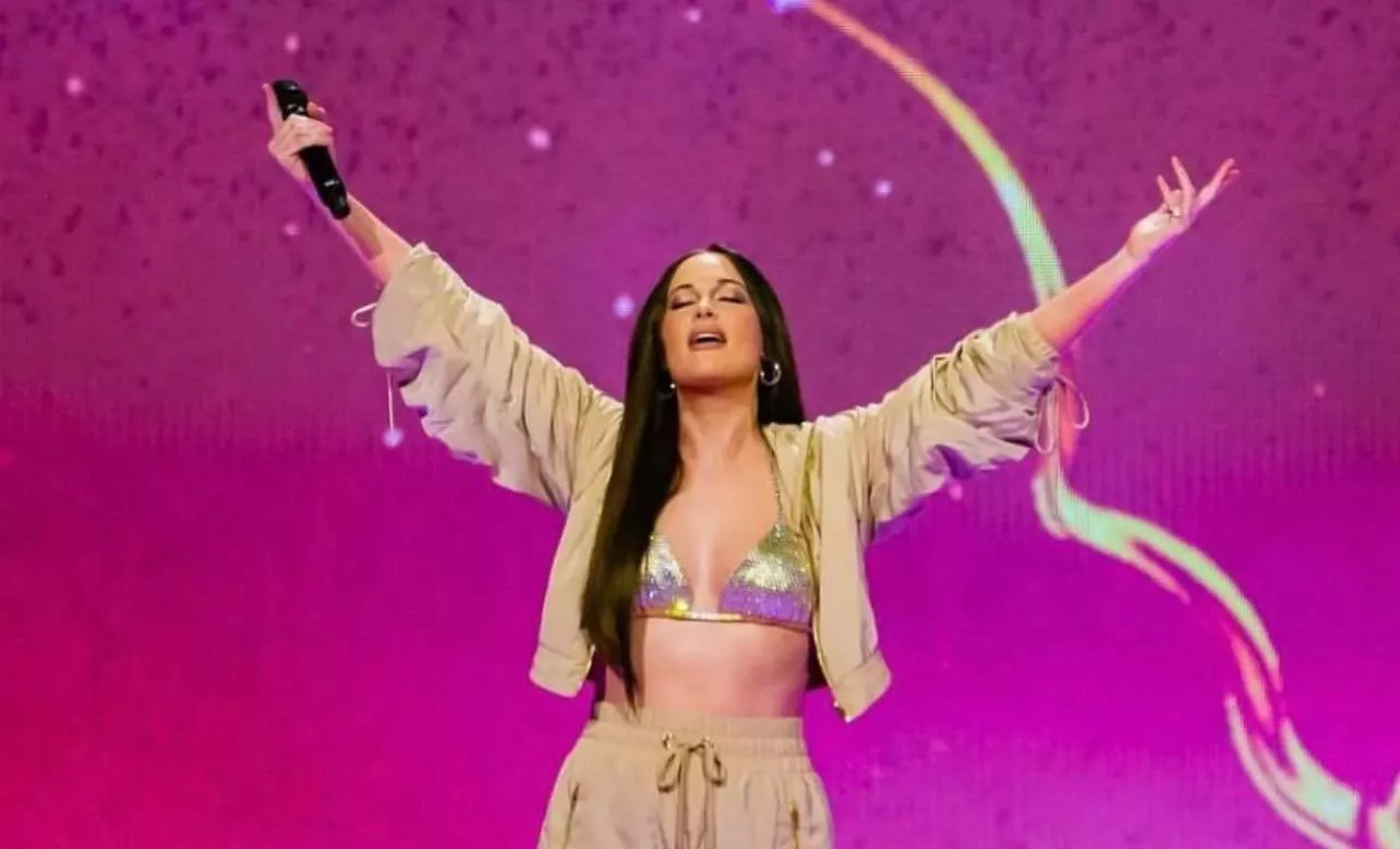 Kacey Musgraves is so hot, and gets me so worked up. posted by visual_voice2