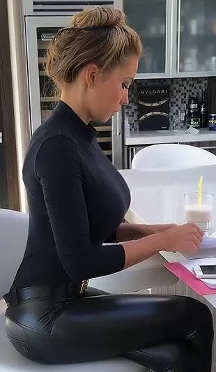 Kinda looks like Katie Cassidy. Sorry if it's a repost. posted by V8Pizza