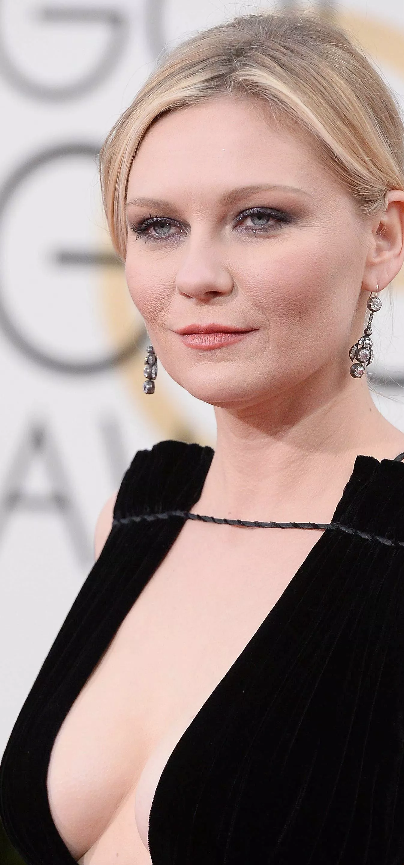 Kirsten Dunst posted by skipperbob