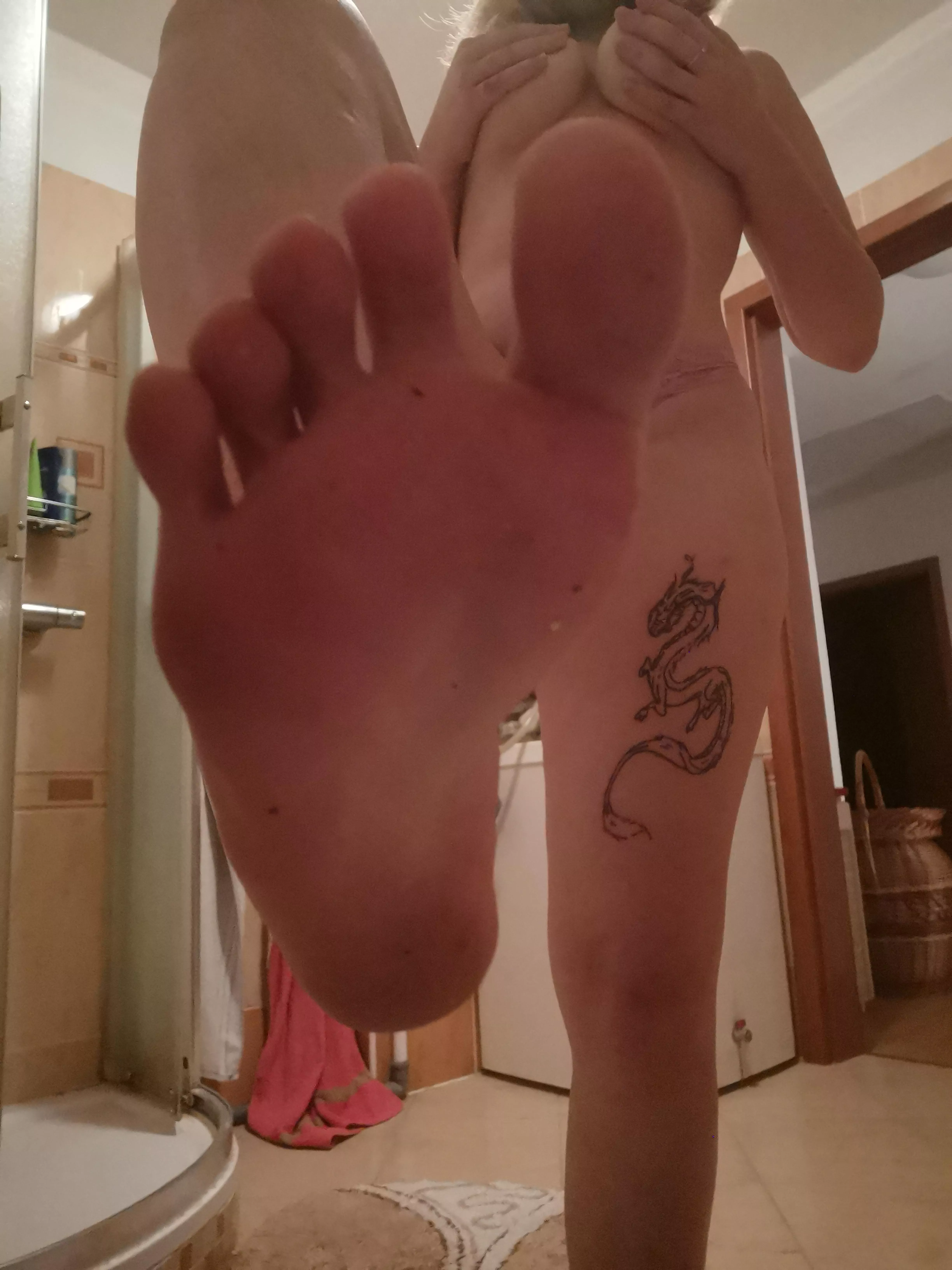 Kiss my dirty feet 🥰😩 posted by mercedeska