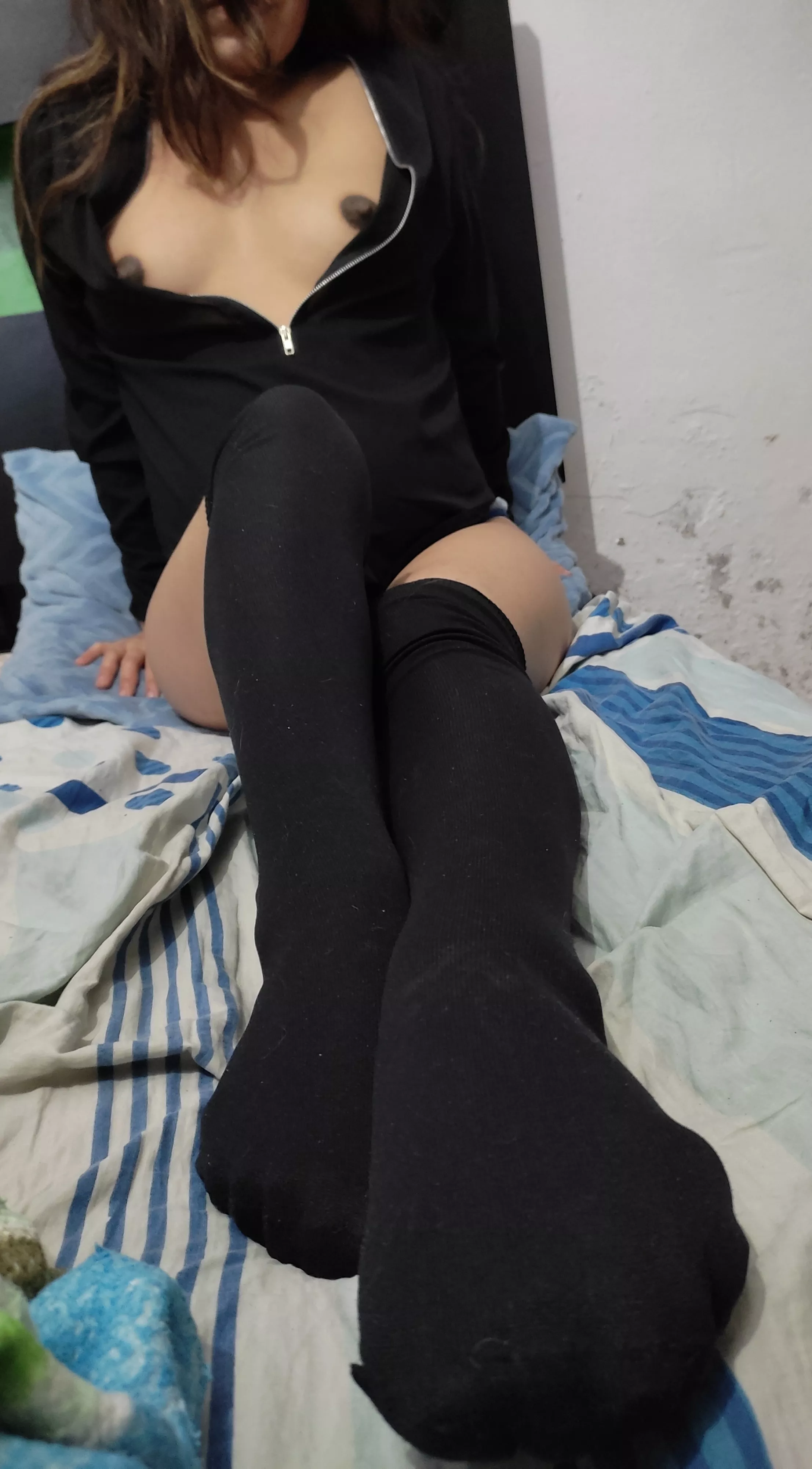 Knee socks were made to add suspense before sex 🙈 posted by Cutepervie