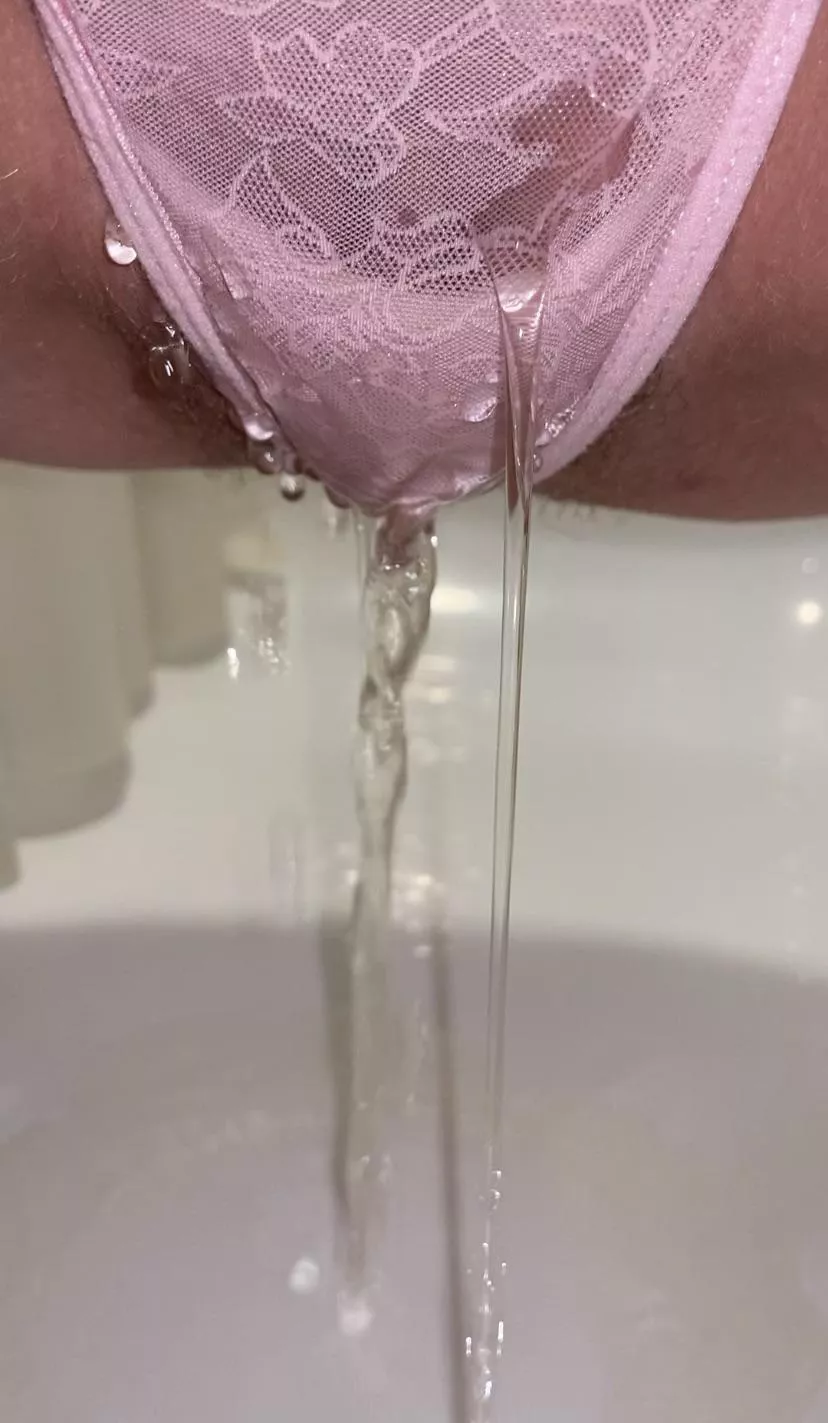 Lace makes for wacky pee streamsðŸ¤¤ posted by Creamyqueen669