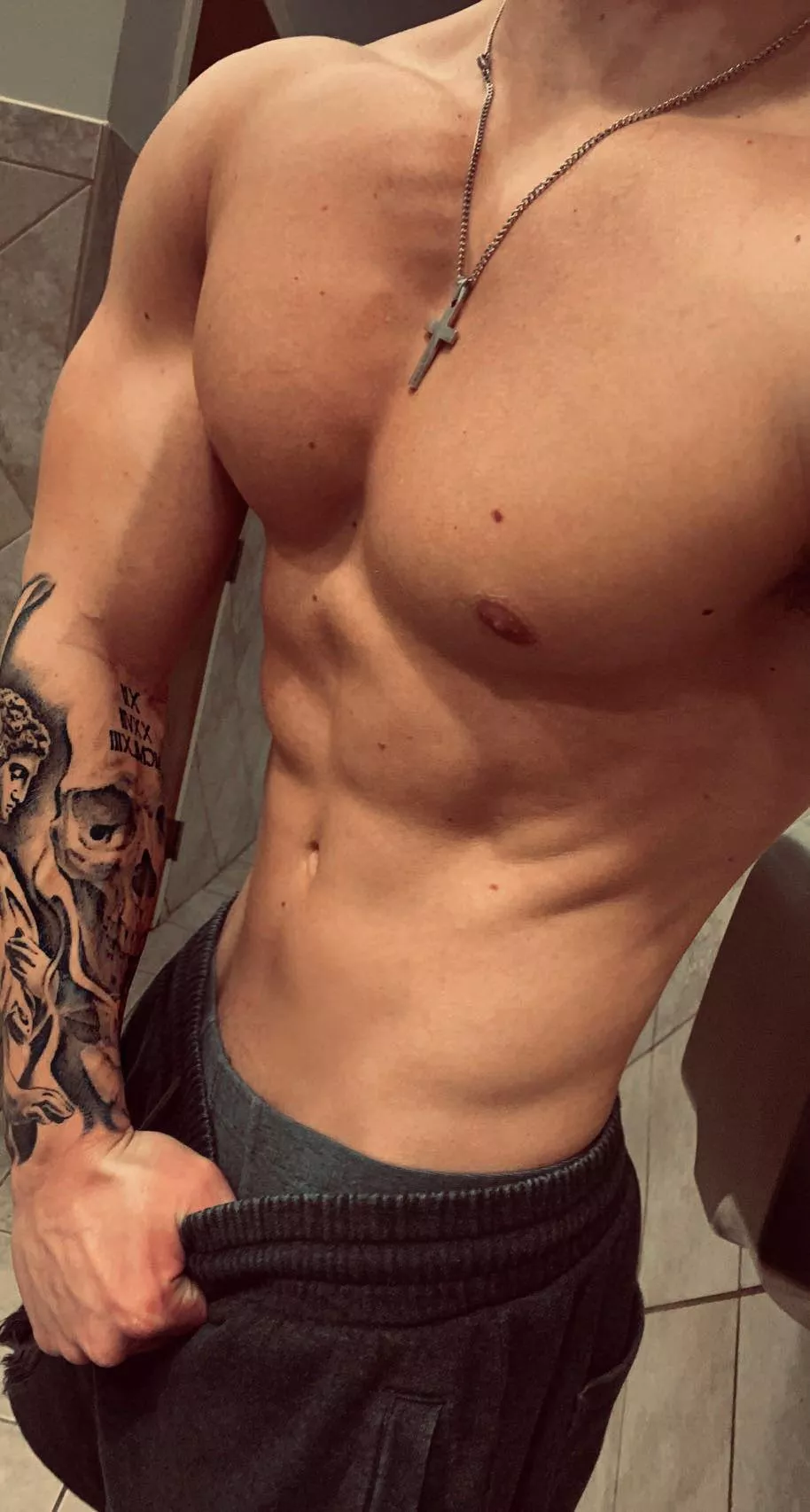 Late night workouts hit different (M)18+ posted by TheMakaveli3