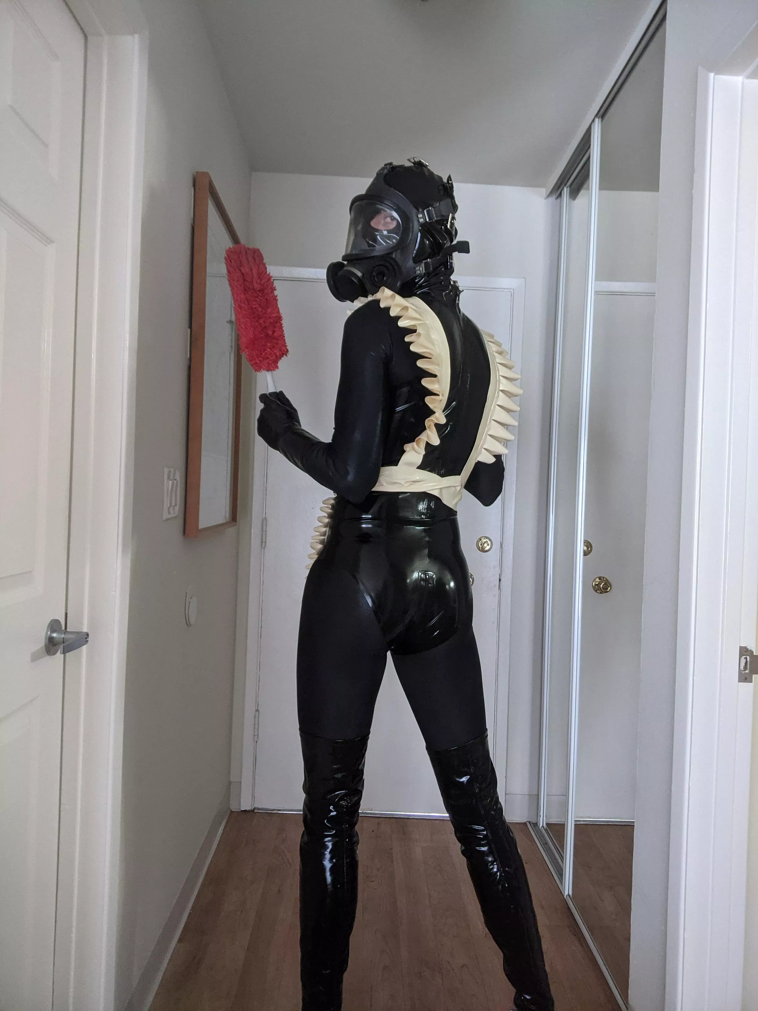 Latex maid, at your service 🧹🖤 posted by latexcite-me