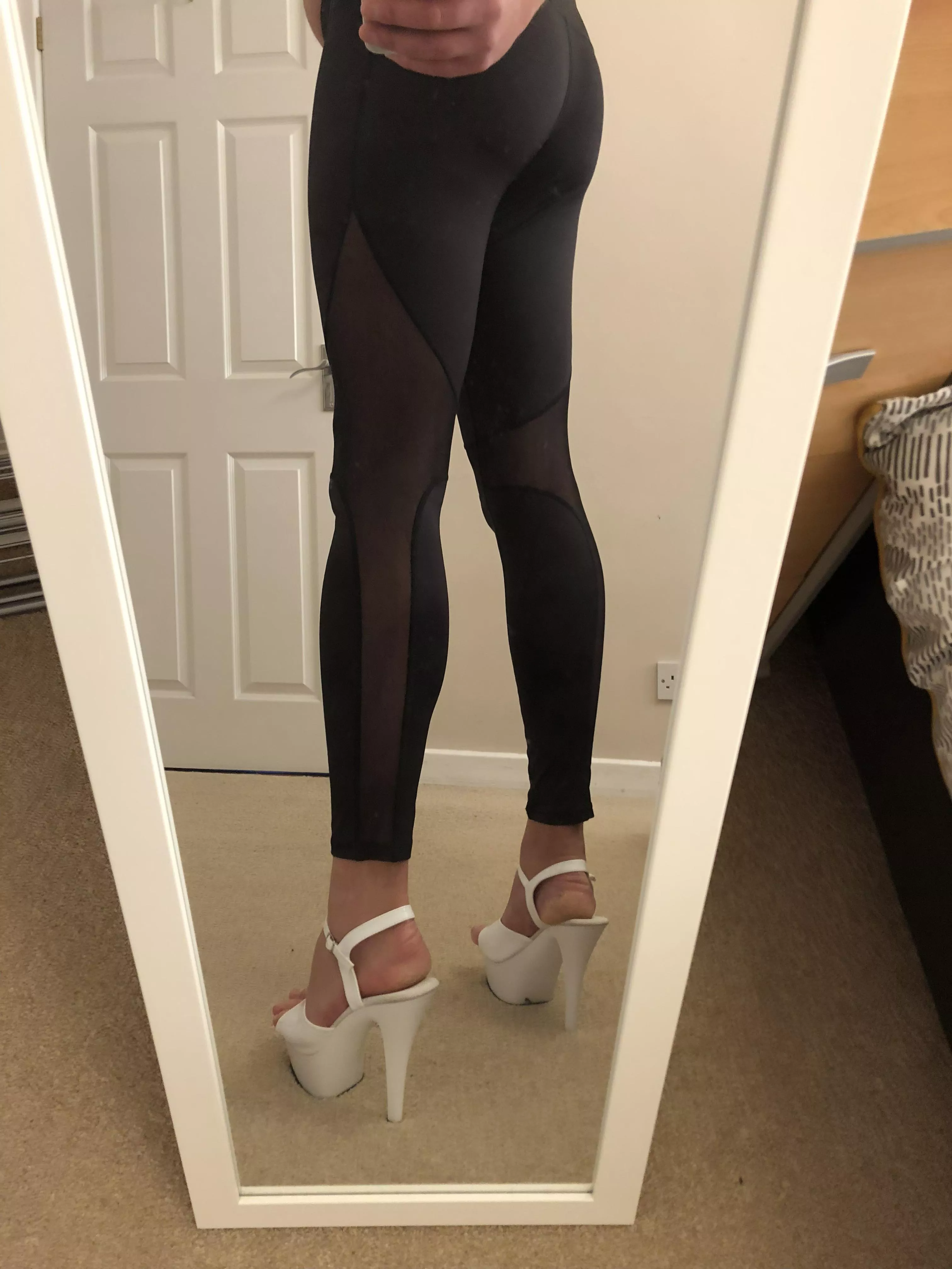 Leggings and heels 🤔🥰😈 do you like Daddy ? posted by missstony78